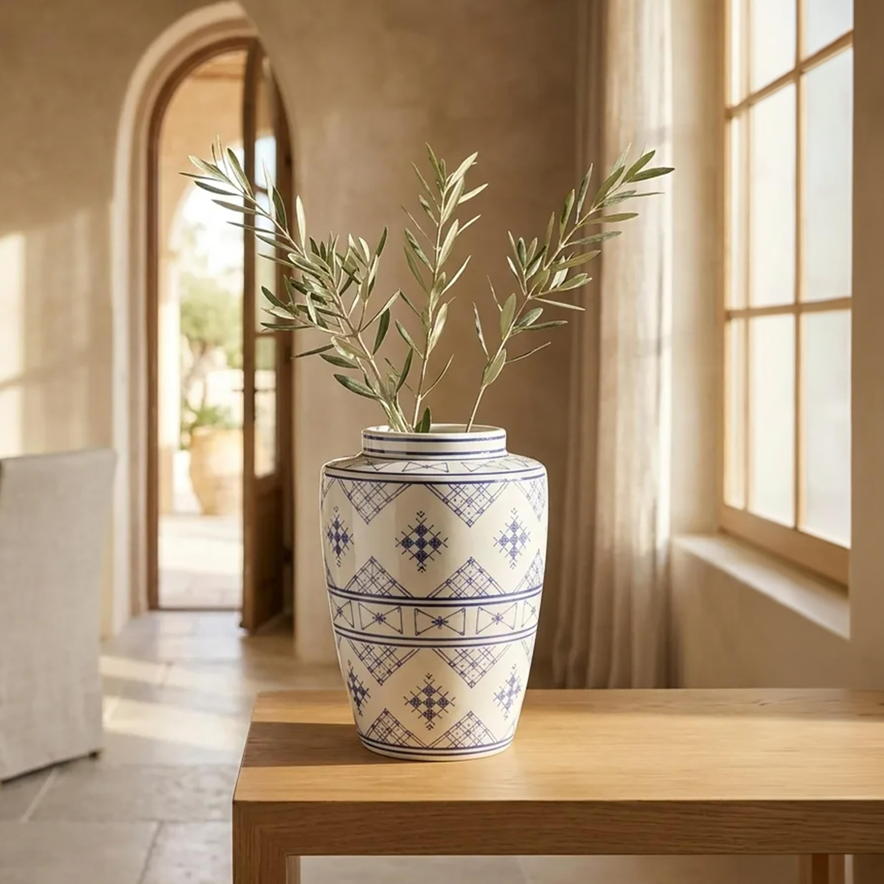 مزهرية سيراميك بنقشة هندسية بتصميم أزرق وأبيض عصري من ماريا هومز-household-decor-vasesandbowls-image-3