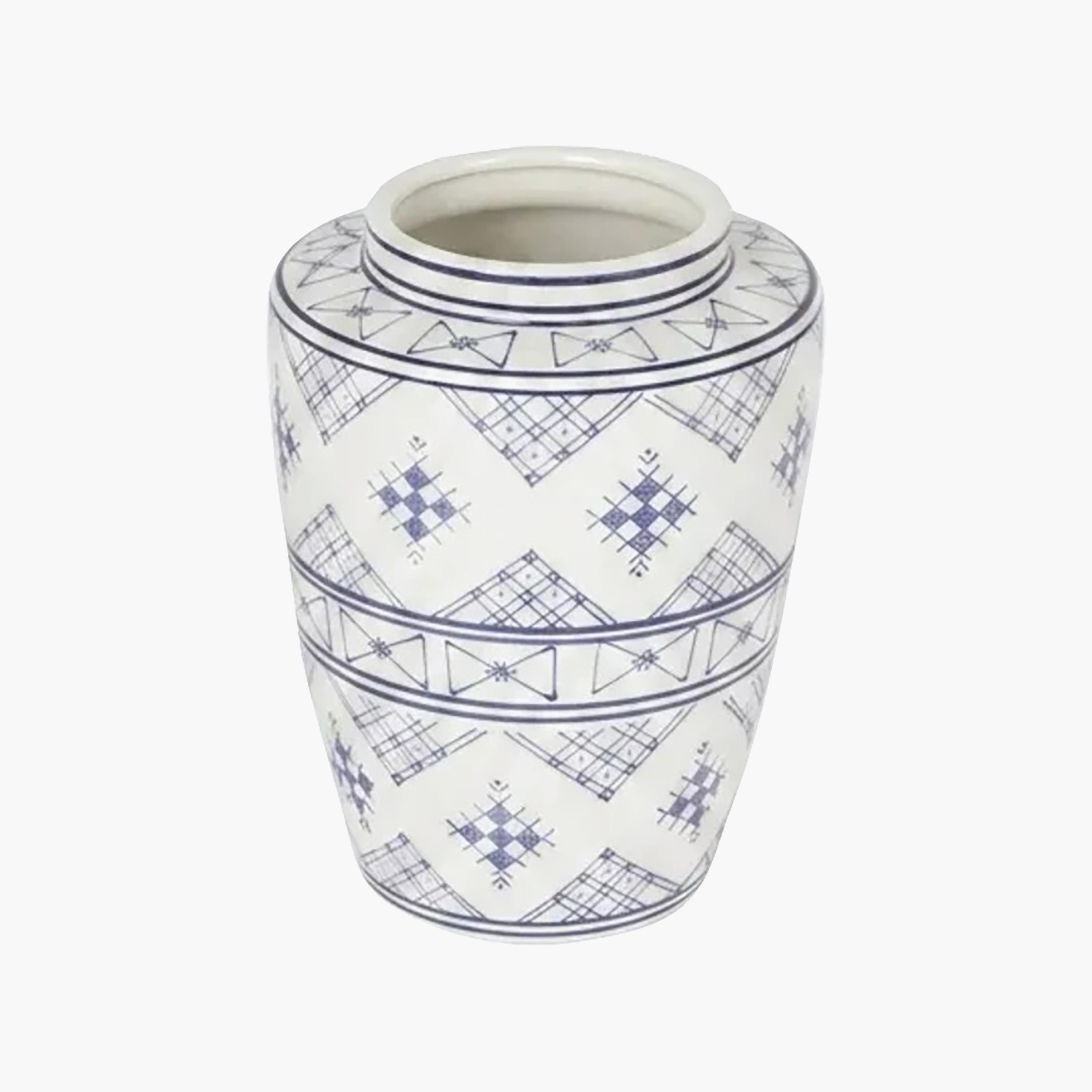 مزهرية سيراميك بنقشة هندسية بتصميم أزرق وأبيض عصري من ماريا هومز-household-decor-vasesandbowls-image-5
