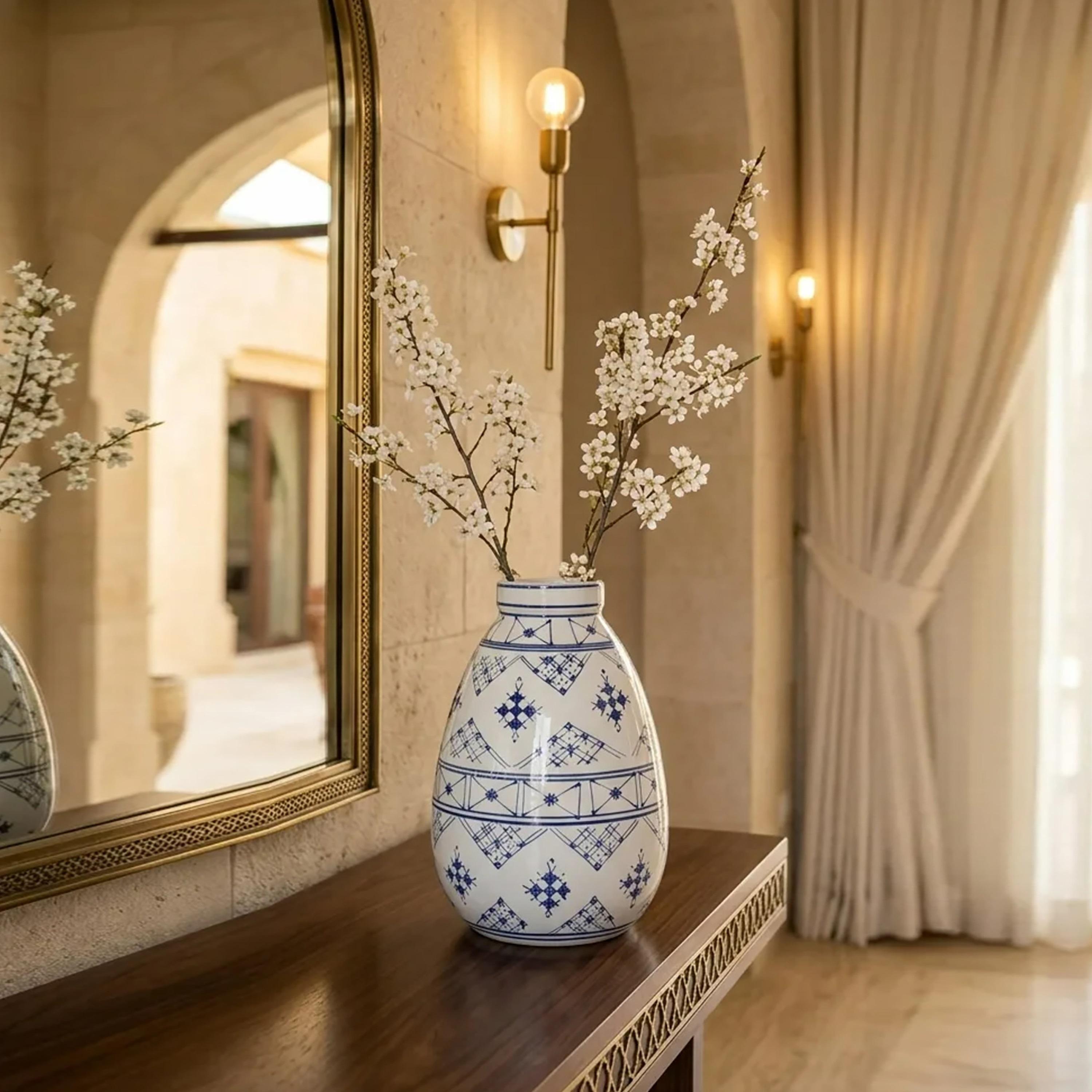 مزهرية سيراميك بشكل دمعة بتصميم هندسي عصري باللونين الأزرق والأبيض من ماريا هومز-household-decor-vasesandbowls-image-1
