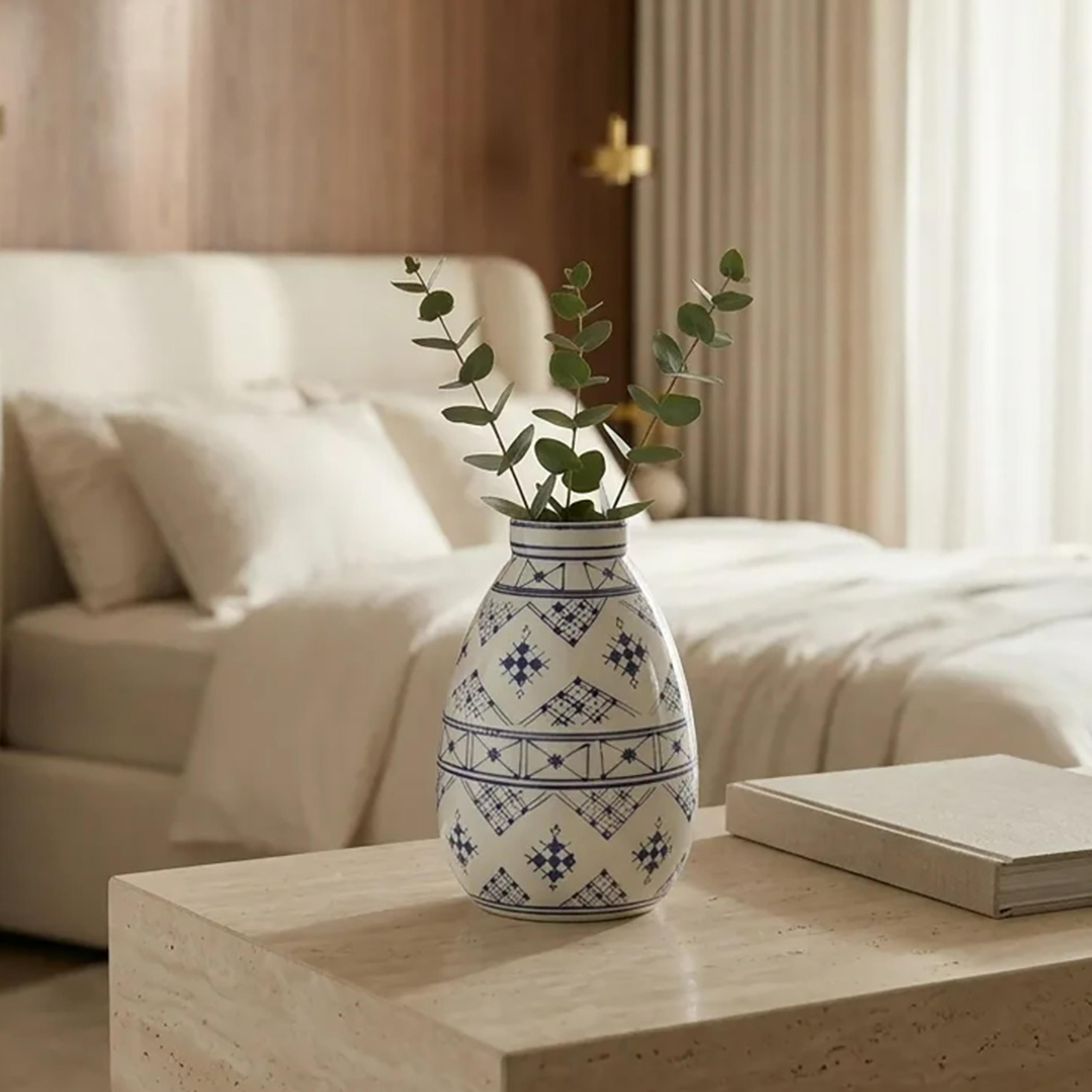 مزهرية سيراميك بشكل دمعة بتصميم هندسي عصري باللونين الأزرق والأبيض من ماريا هومز-household-decor-vasesandbowls-image-3