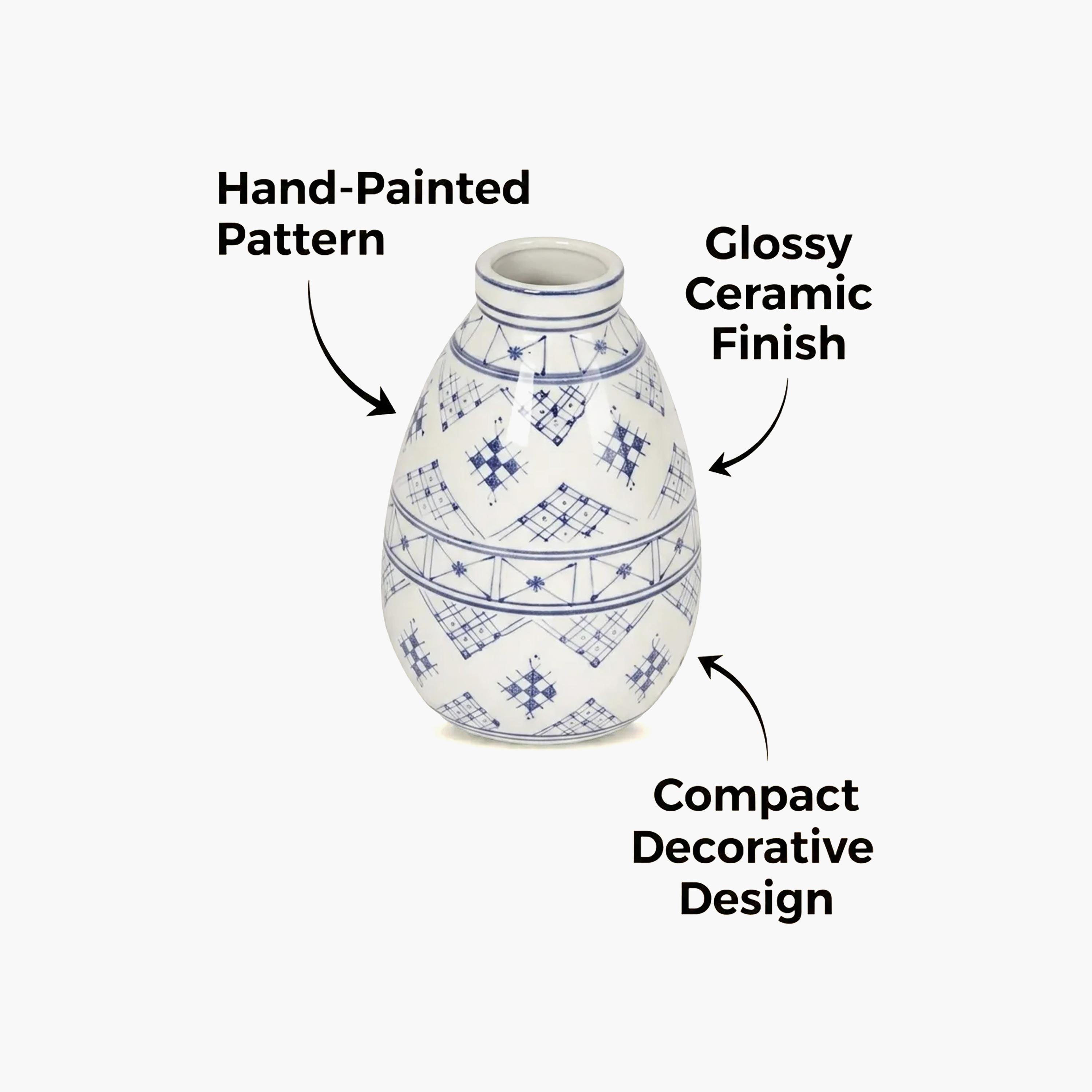مزهرية سيراميك بشكل دمعة بتصميم هندسي عصري باللونين الأزرق والأبيض من ماريا هومز-household-decor-vasesandbowls-image-4