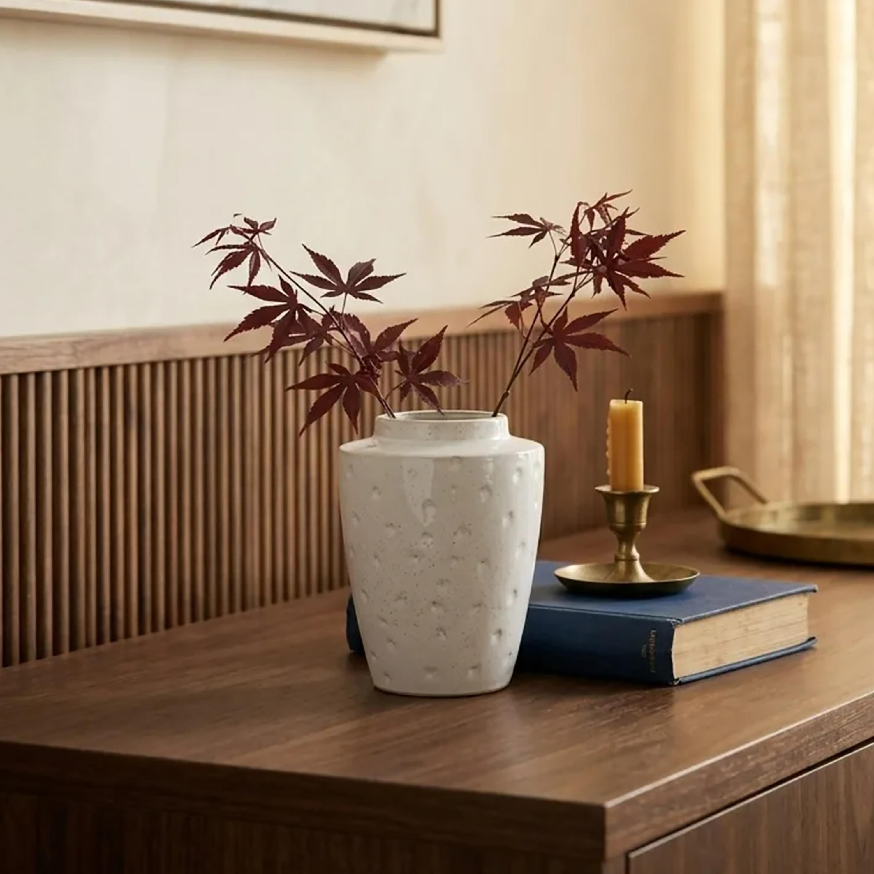 مزهرية سيراميك بيضاء بملمس بارز وتصميم متدرج وفتحة واسعة من ماريا هومز-household-decor-vasesandbowls-image-1