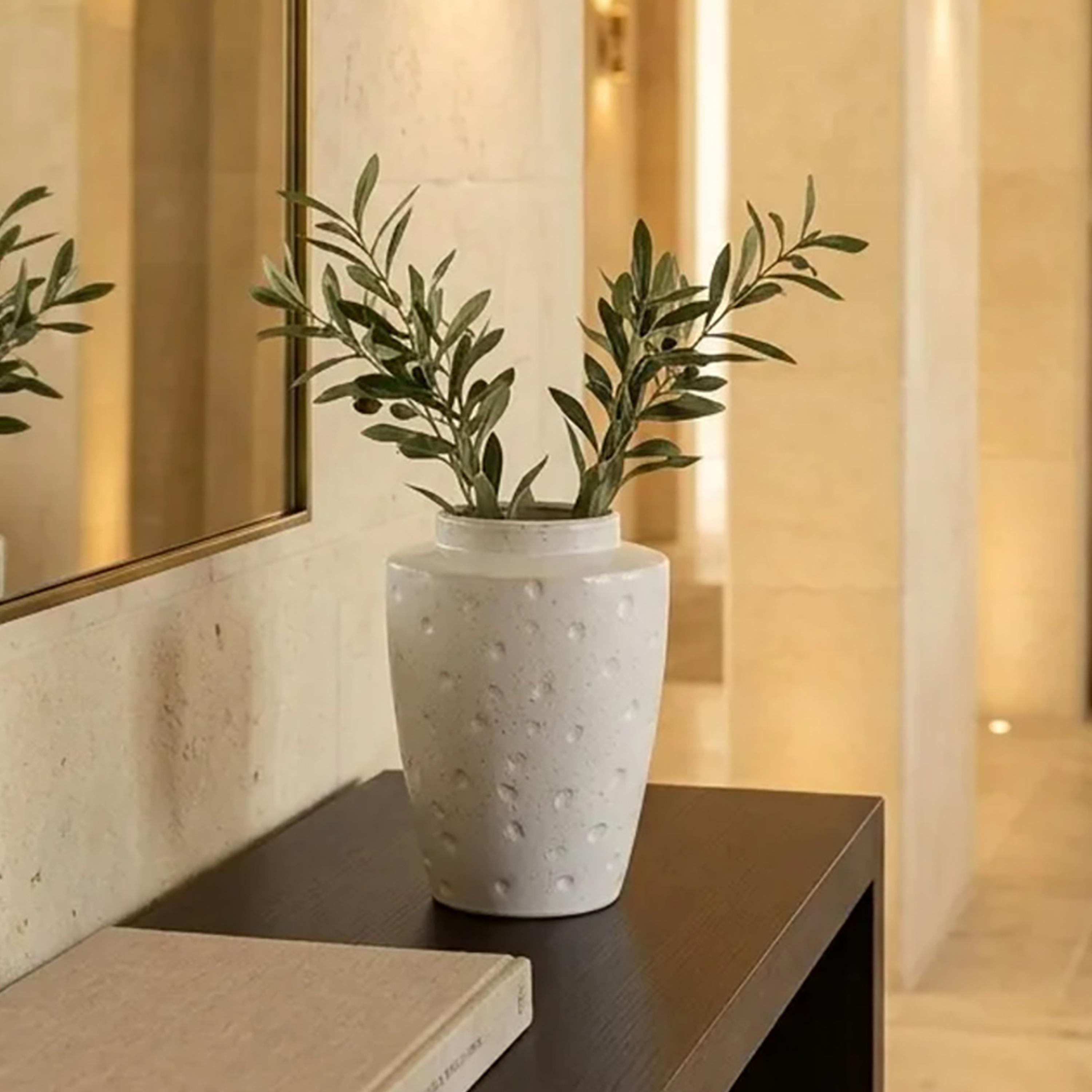 مزهرية سيراميك بيضاء بملمس بارز وتصميم متدرج وفتحة واسعة من ماريا هومز-household-decor-vasesandbowls-image-2