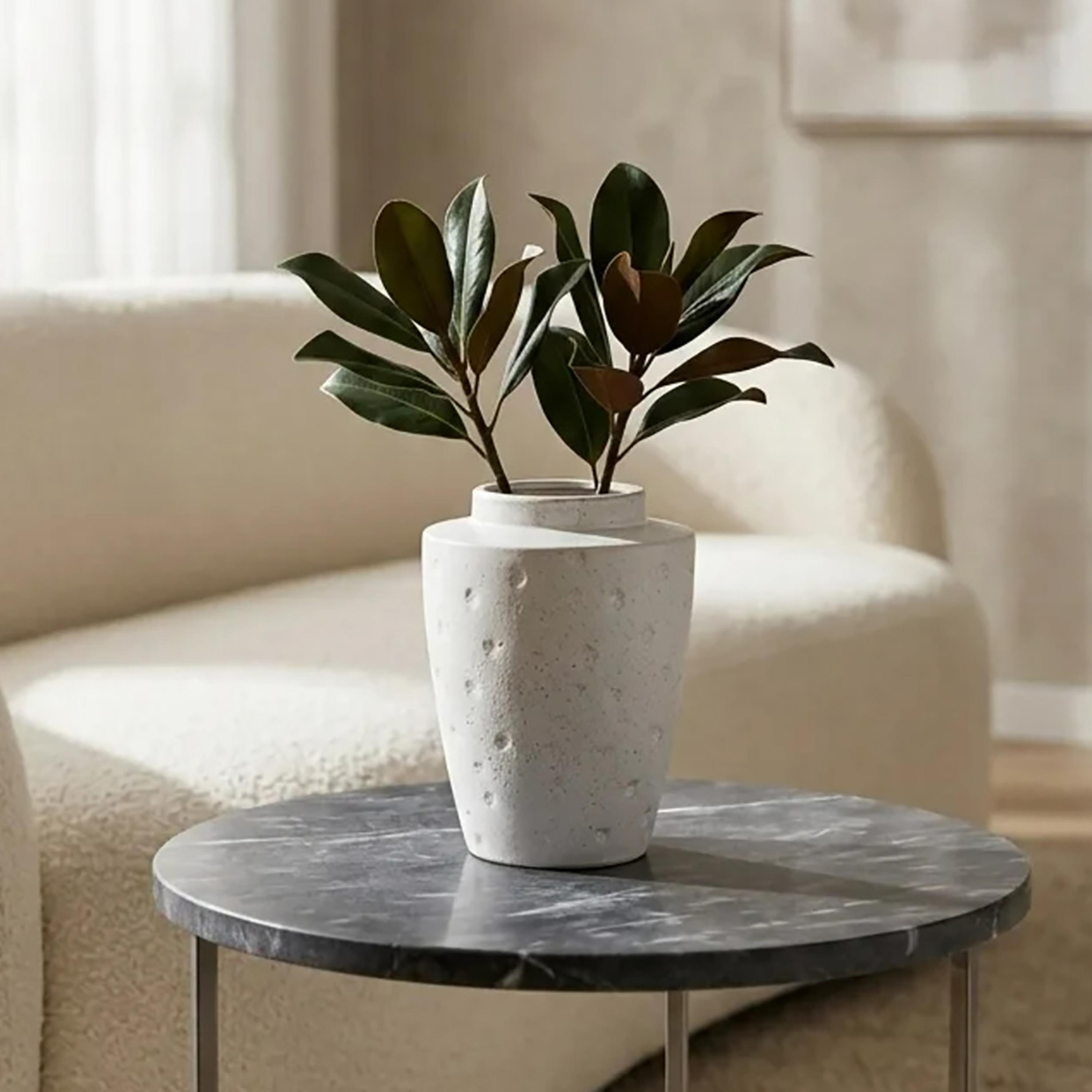 مزهرية سيراميك بيضاء بملمس بارز وتصميم متدرج وفتحة واسعة من ماريا هومز-household-decor-vasesandbowls-image-3
