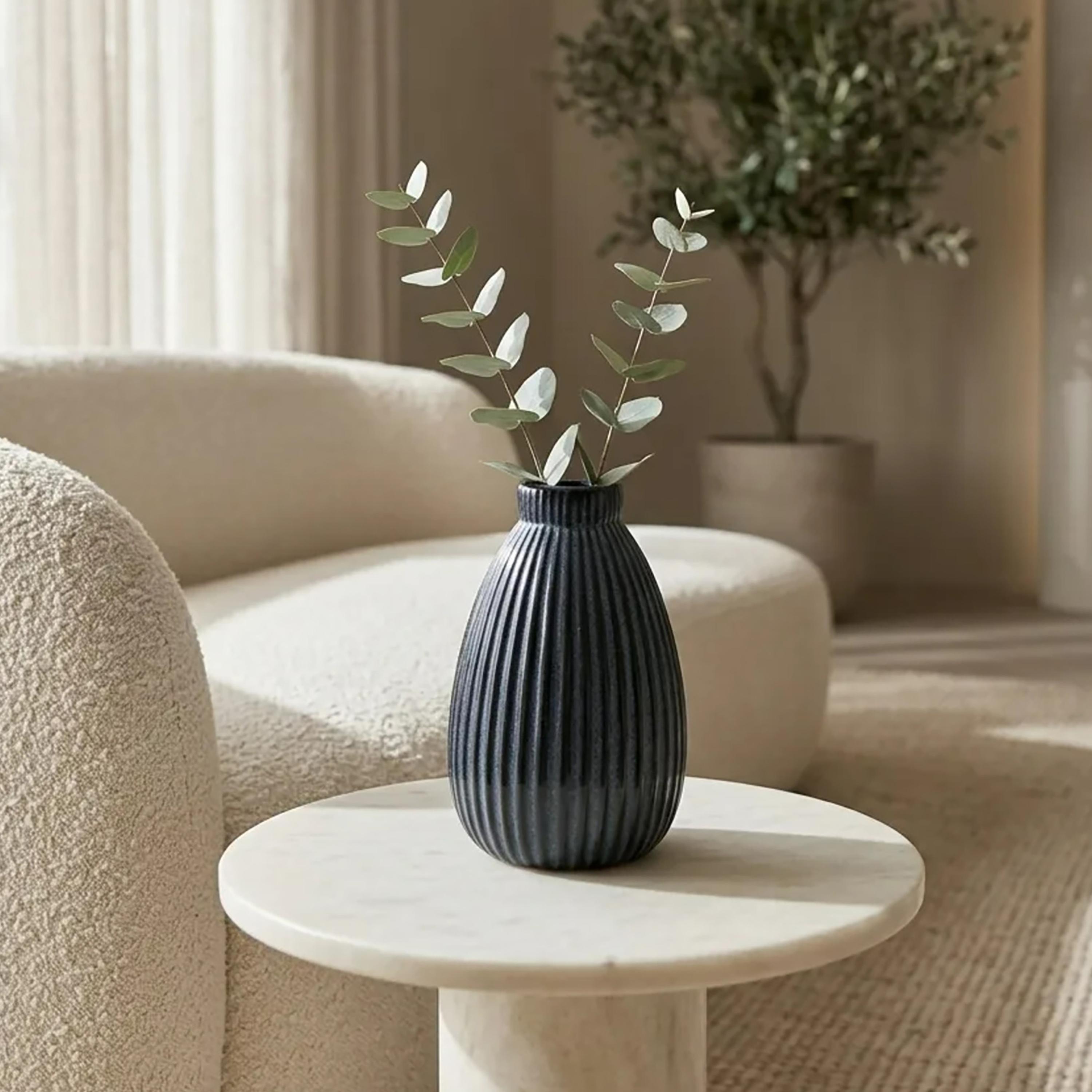 مزهرية سيراميك بشكل قطرة الدمعة بلون أزرق عصري وفتحة ضيقة من ماريا هومز-household-decor-vasesandbowls-image-1