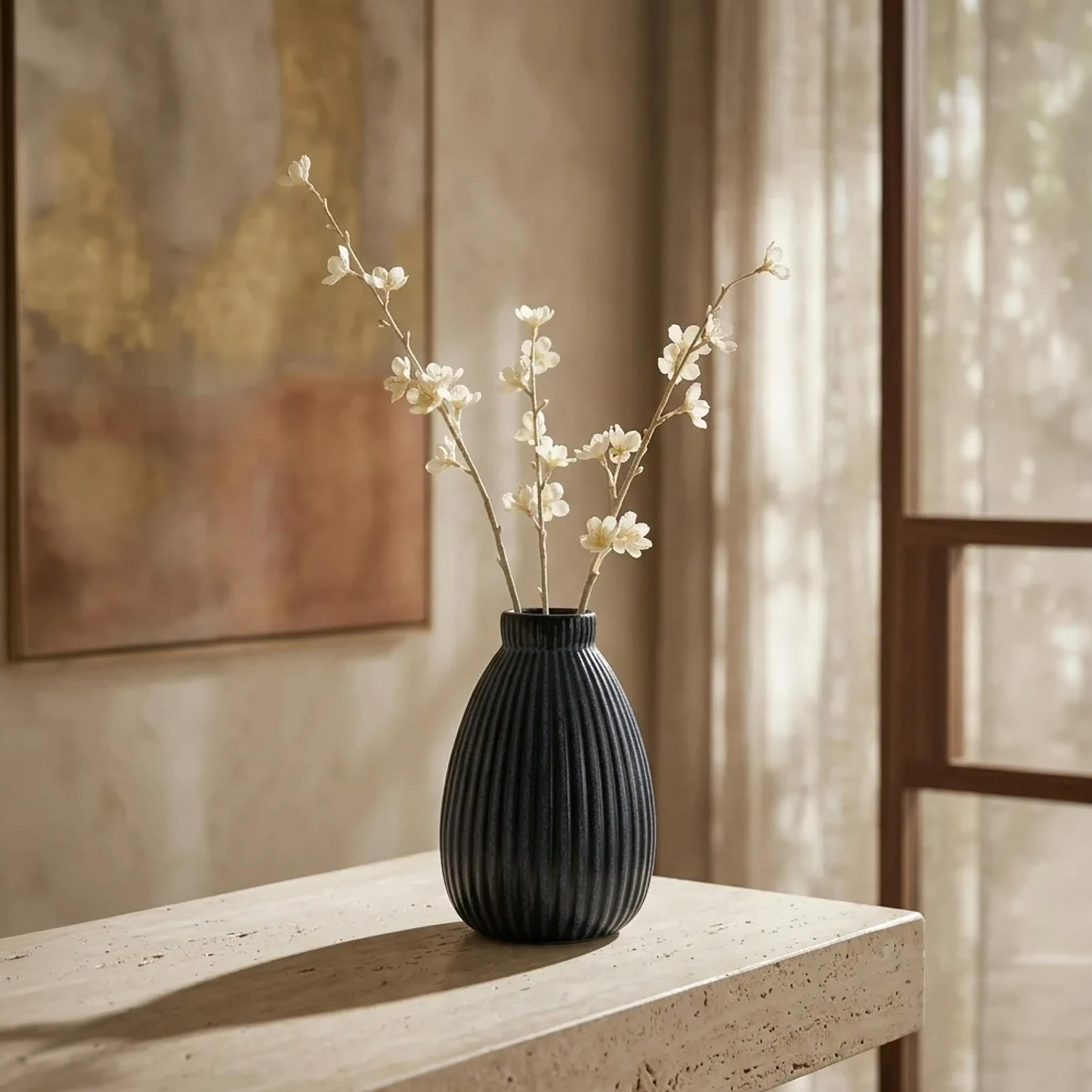مزهرية سيراميك بشكل قطرة الدمعة بلون أزرق عصري وفتحة ضيقة من ماريا هومز-household-decor-vasesandbowls-image-2