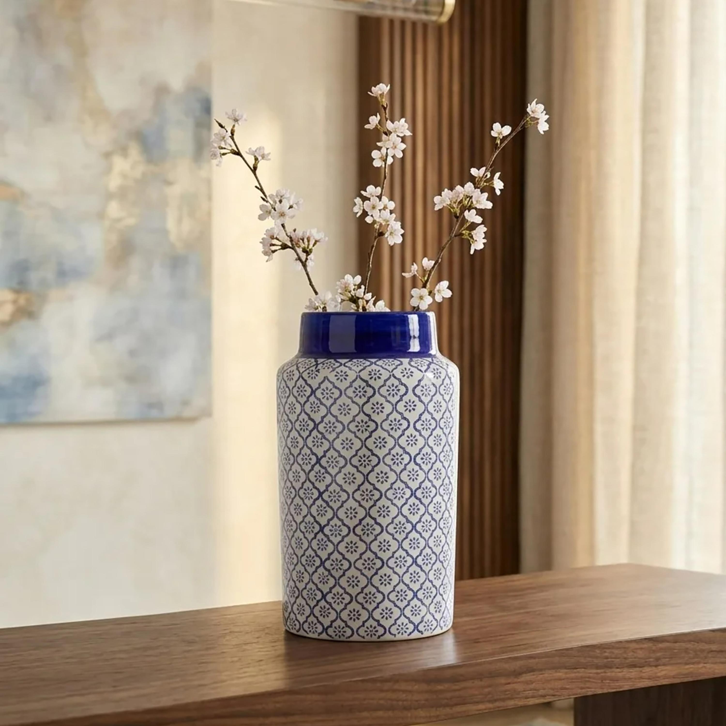 مزهرية سيراميك أسطوانية زرقاء وبيضاء بتصميم عصري ونقشة مزخرفة من ماريا هومز-household-decor-vasesandbowls-image-1