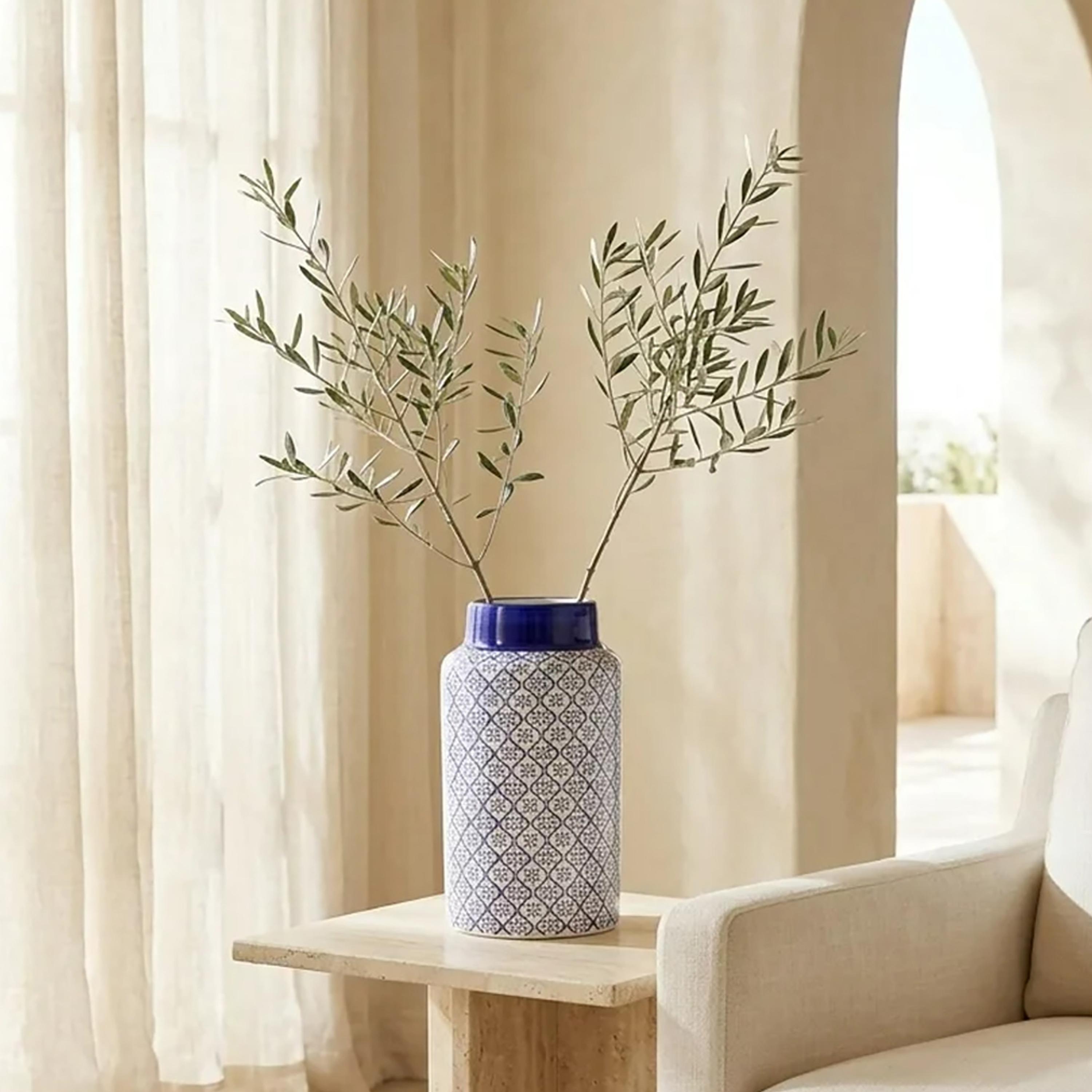 مزهرية سيراميك أسطوانية زرقاء وبيضاء بتصميم عصري ونقشة مزخرفة من ماريا هومز-household-decor-vasesandbowls-image-2