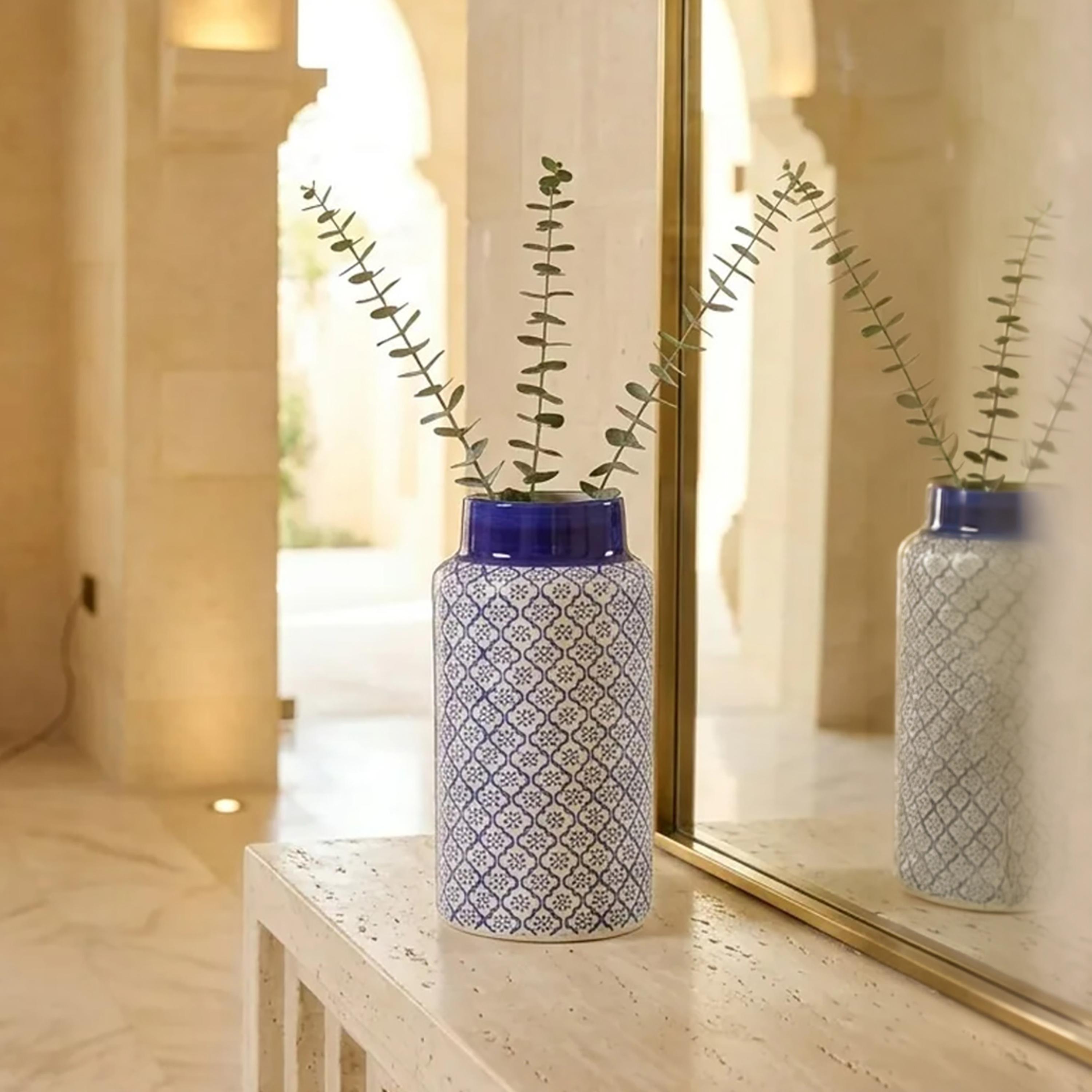 مزهرية سيراميك أسطوانية زرقاء وبيضاء بتصميم عصري ونقشة مزخرفة من ماريا هومز-household-decor-vasesandbowls-image-3