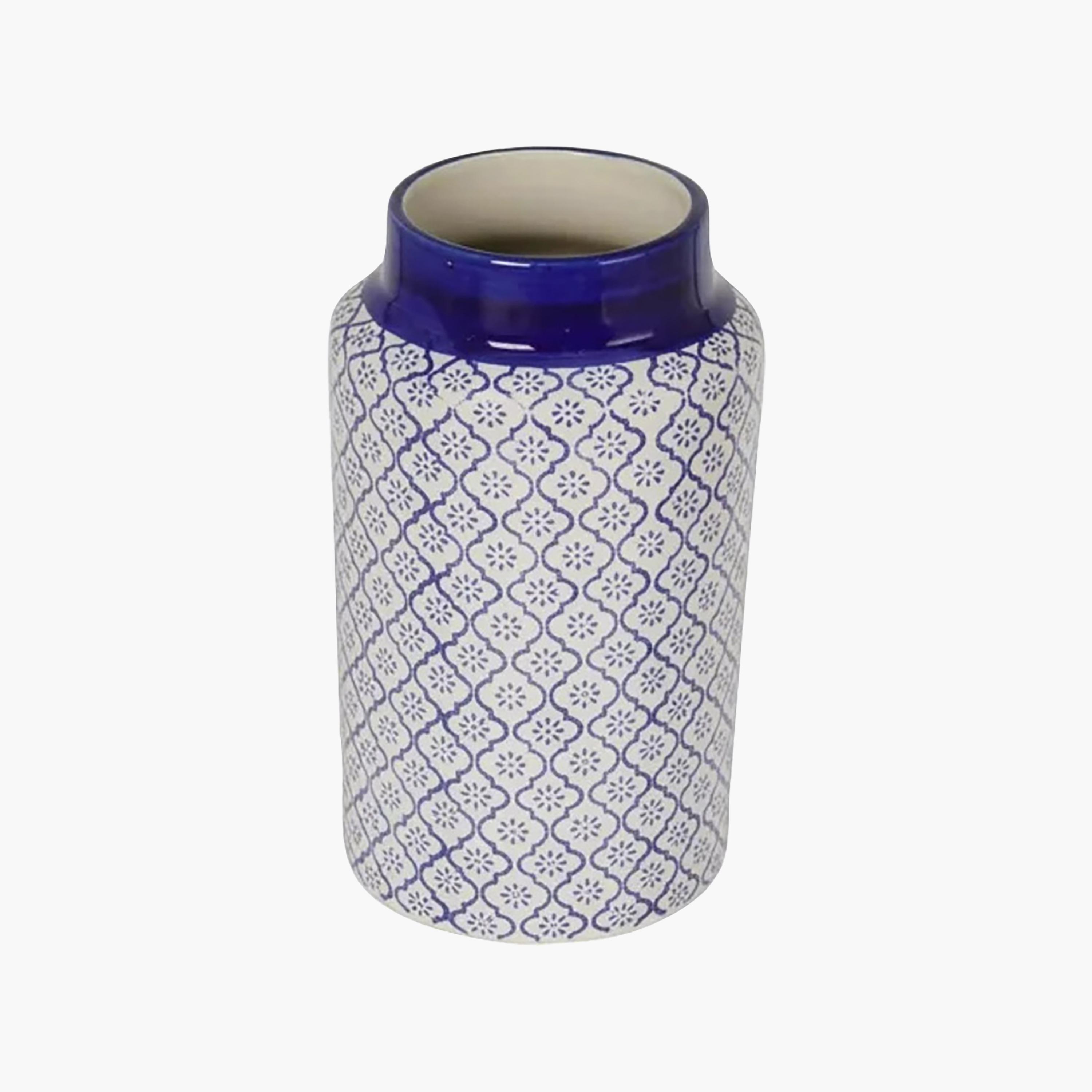 مزهرية سيراميك أسطوانية زرقاء وبيضاء بتصميم عصري ونقشة مزخرفة من ماريا هومز-household-decor-vasesandbowls-image-5