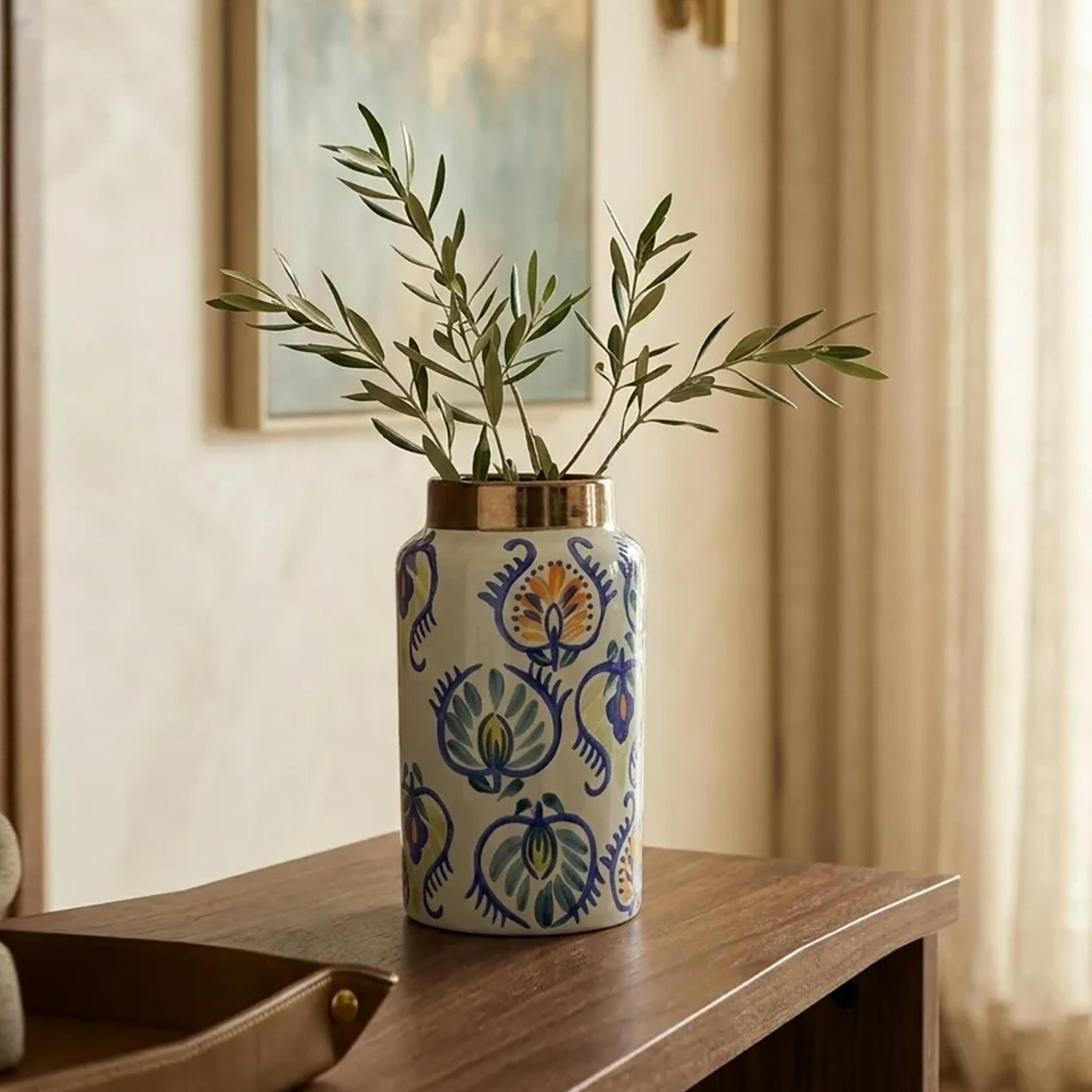 مزهرية أسطوانية بزخارف زهور ملونة ورقبة معدنية اللمسة من ماريا هومز-household-decor-vasesandbowls-image-1