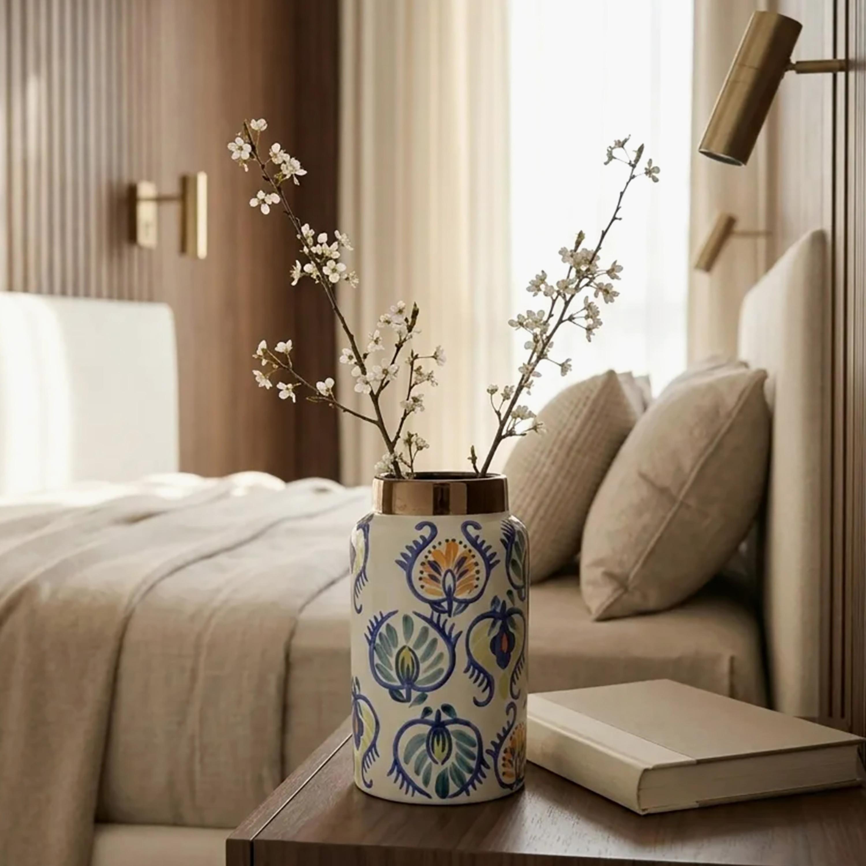 مزهرية أسطوانية بزخارف زهور ملونة ورقبة معدنية اللمسة من ماريا هومز-household-decor-vasesandbowls-image-2