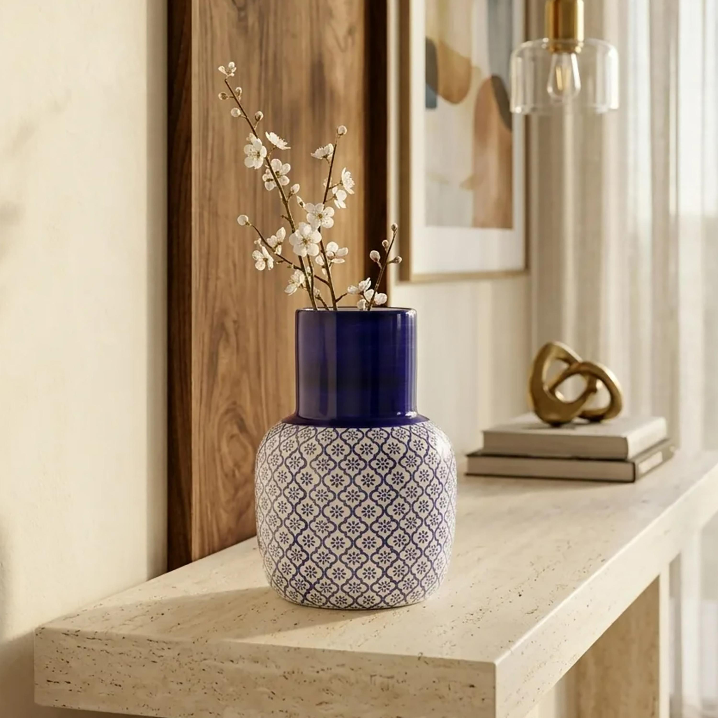 مزهرية سيراميك عصرية زرقاء وبيضاء منقوشة برقبة لامعة طويلة من ماريا هومز-household-decor-vasesandbowls-image-1