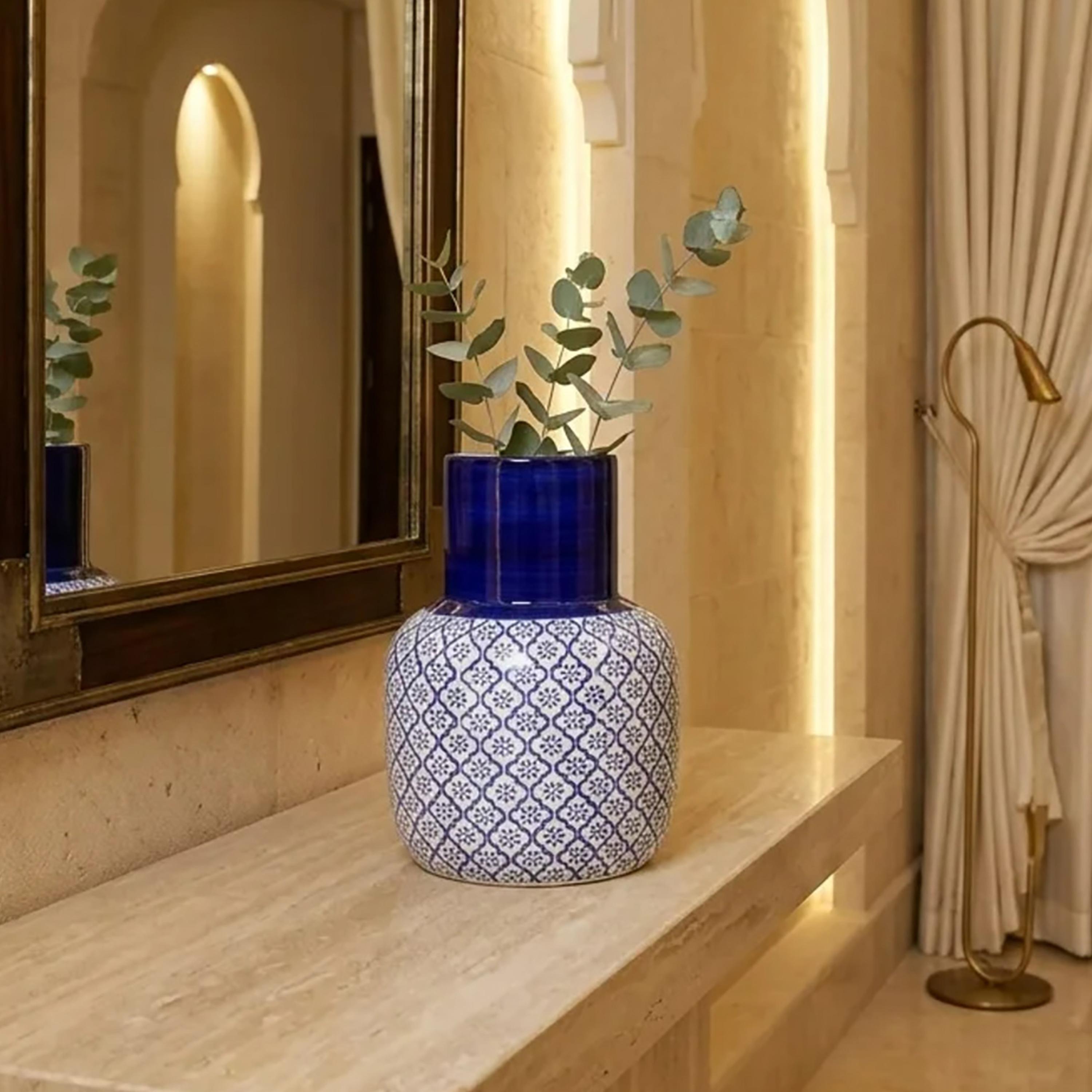 مزهرية سيراميك عصرية زرقاء وبيضاء منقوشة برقبة لامعة طويلة من ماريا هومز-household-decor-vasesandbowls-image-2