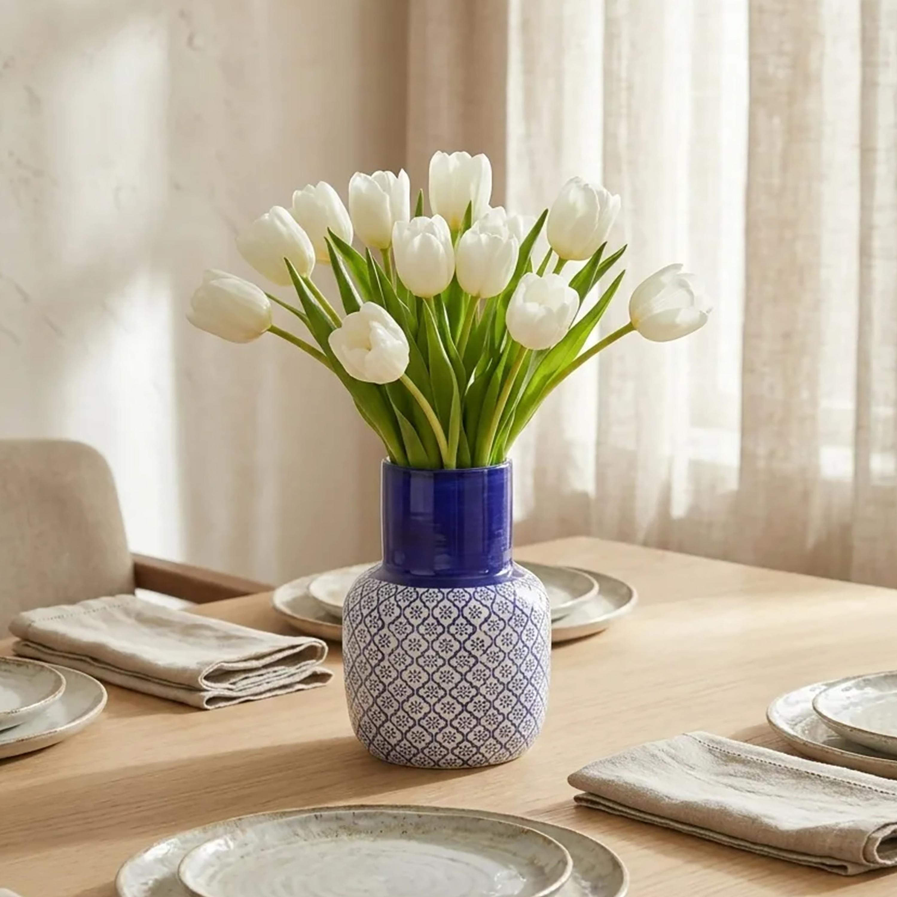مزهرية سيراميك عصرية زرقاء وبيضاء منقوشة برقبة لامعة طويلة من ماريا هومز-household-decor-vasesandbowls-image-3