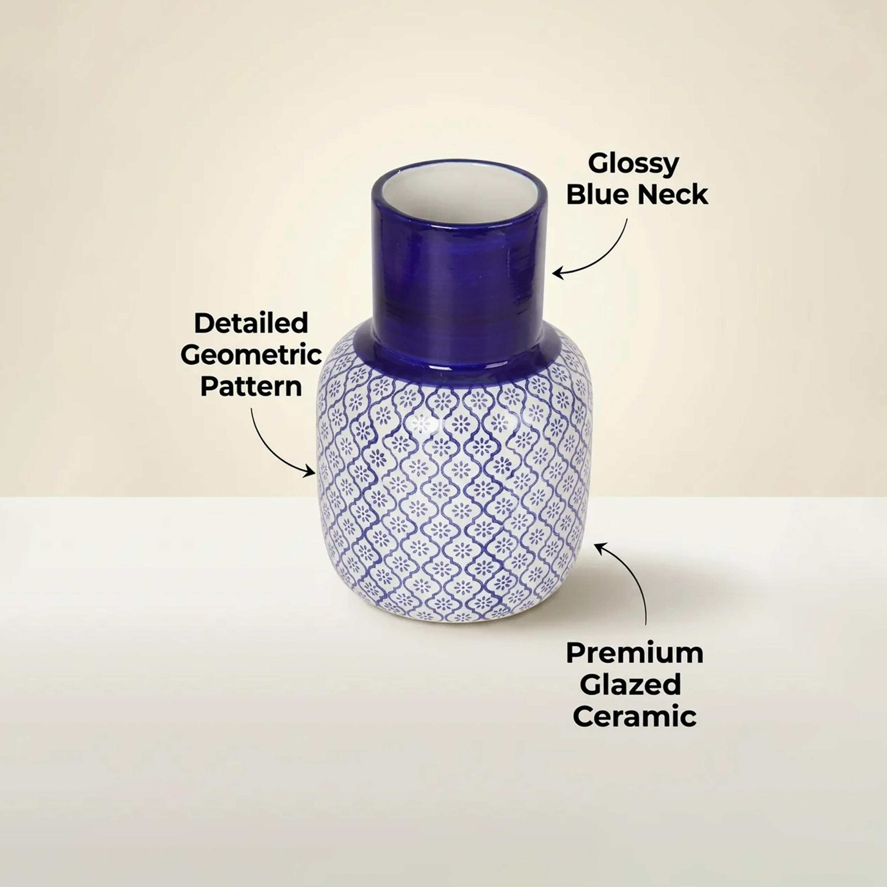 مزهرية سيراميك عصرية زرقاء وبيضاء منقوشة برقبة لامعة طويلة من ماريا هومز-household-decor-vasesandbowls-image-4