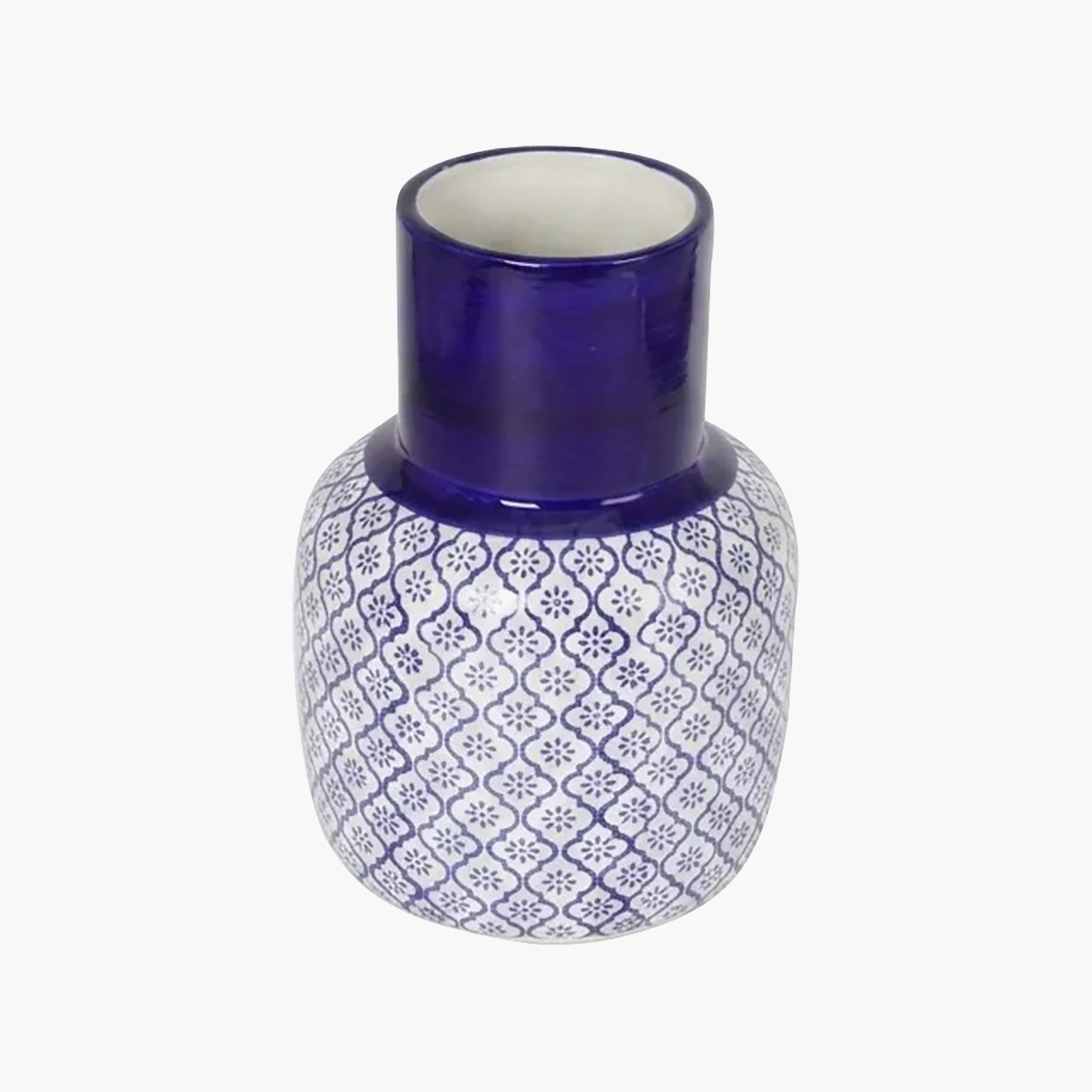 مزهرية سيراميك عصرية زرقاء وبيضاء منقوشة برقبة لامعة طويلة من ماريا هومز-household-decor-vasesandbowls-image-5