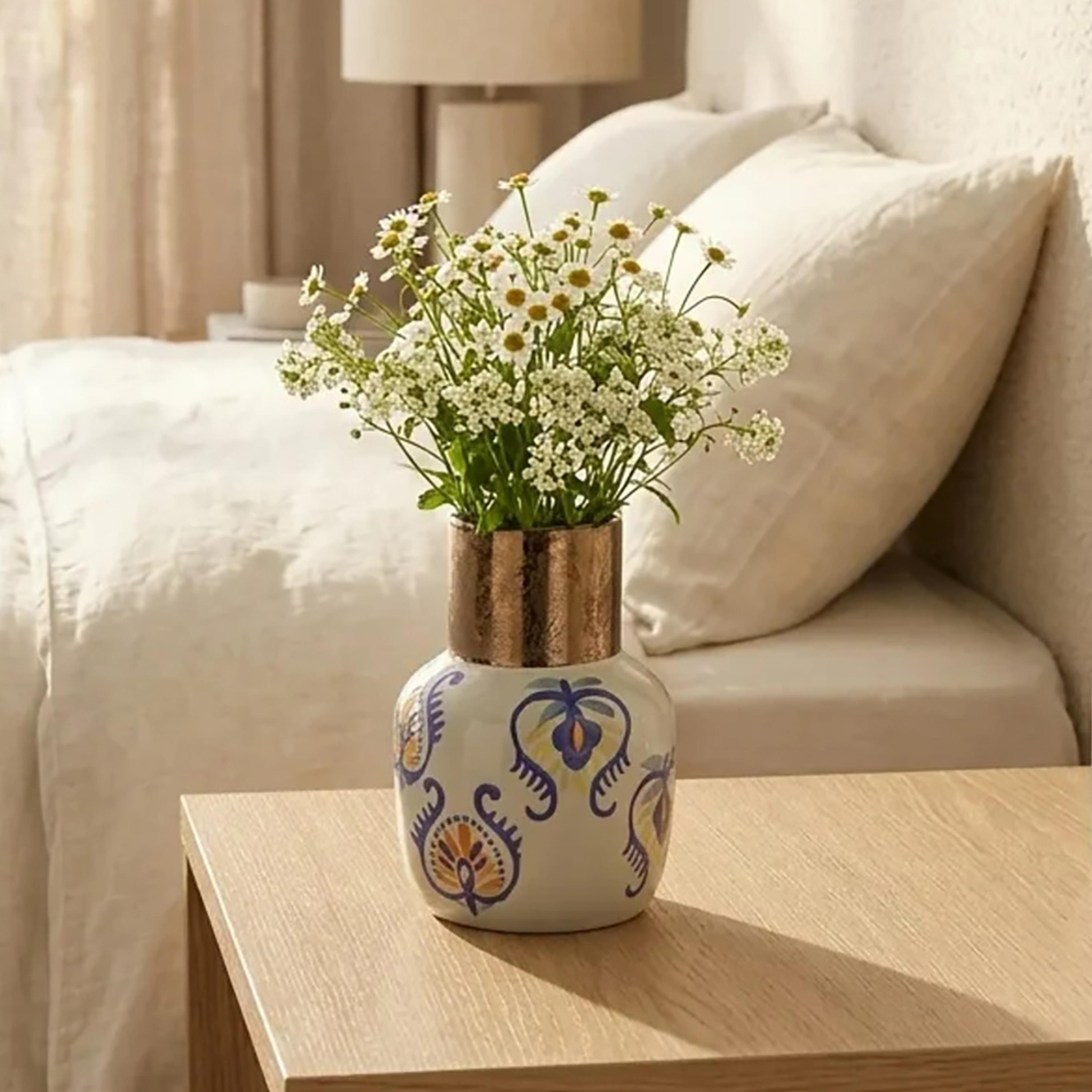 مزهرية سيراميك بجسم دائري ورقبة معدنية بزخارف زهور ألوان من ماريا هومز-household-decor-vasesandbowls-image-3