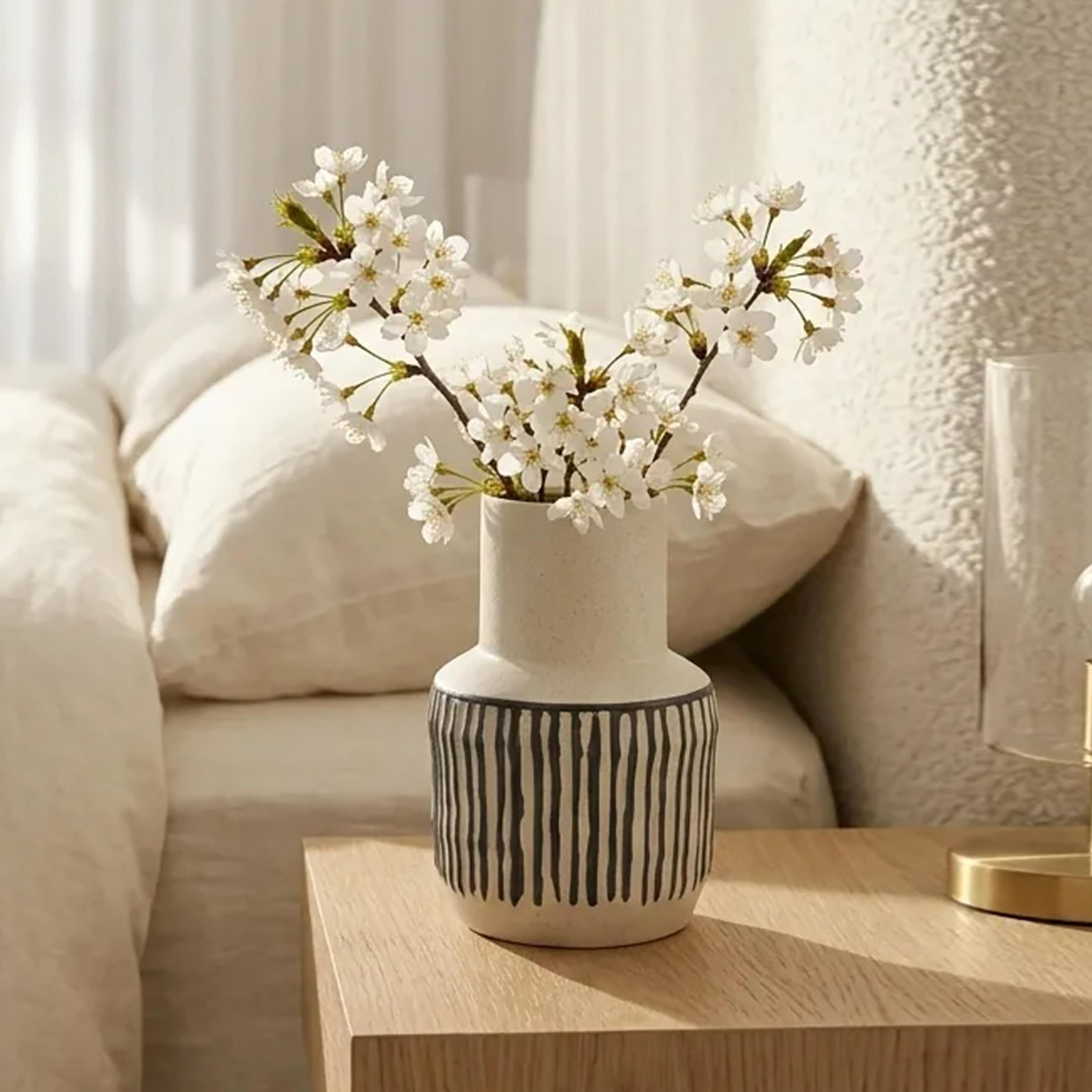 مزهرية سيراميك بخطوط بيج وسود بتصميم جسم مستدير ورقبة طويلة من ماريا هومز-household-decor-vasesandbowls-image-1