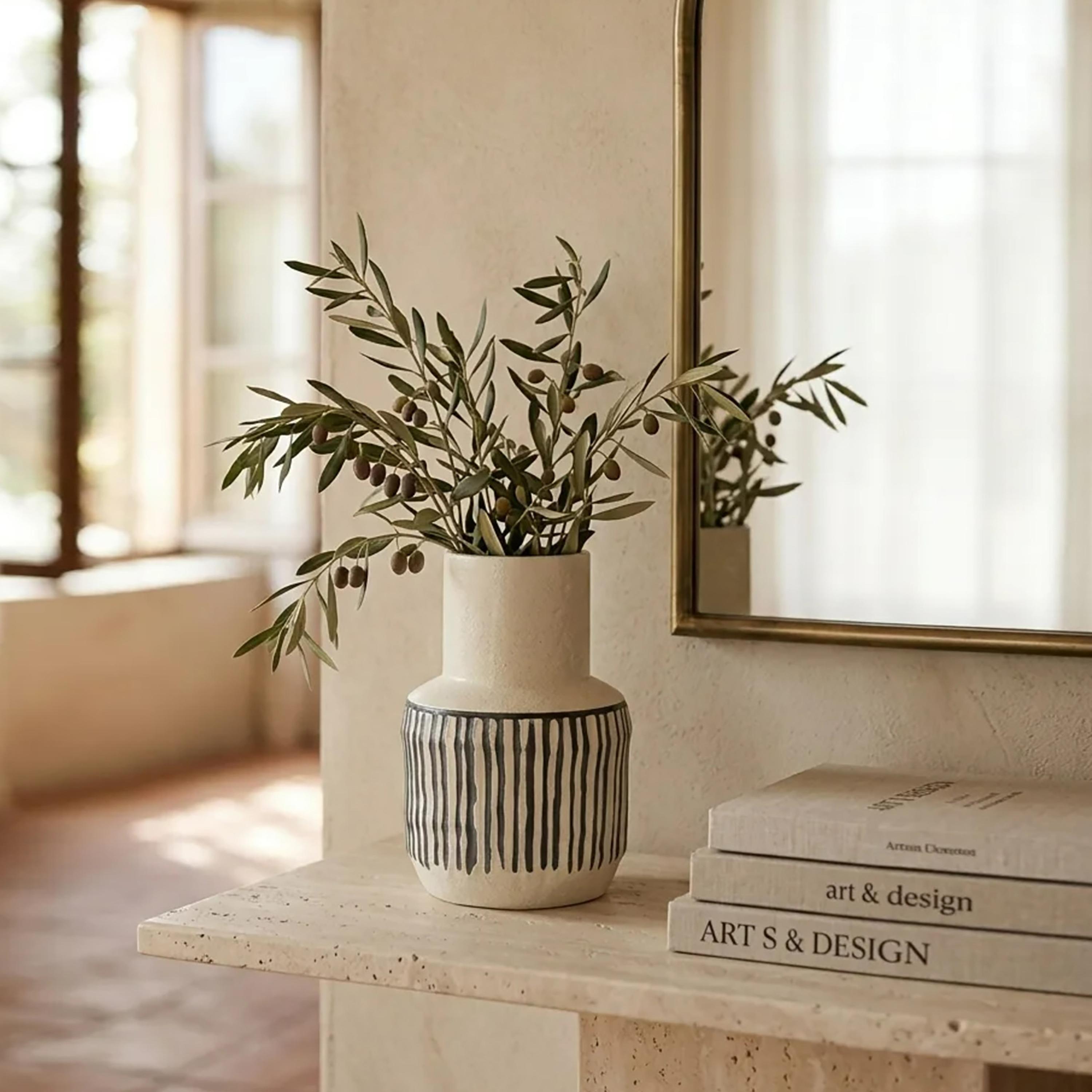 مزهرية سيراميك بخطوط بيج وسود بتصميم جسم مستدير ورقبة طويلة من ماريا هومز-household-decor-vasesandbowls-image-2