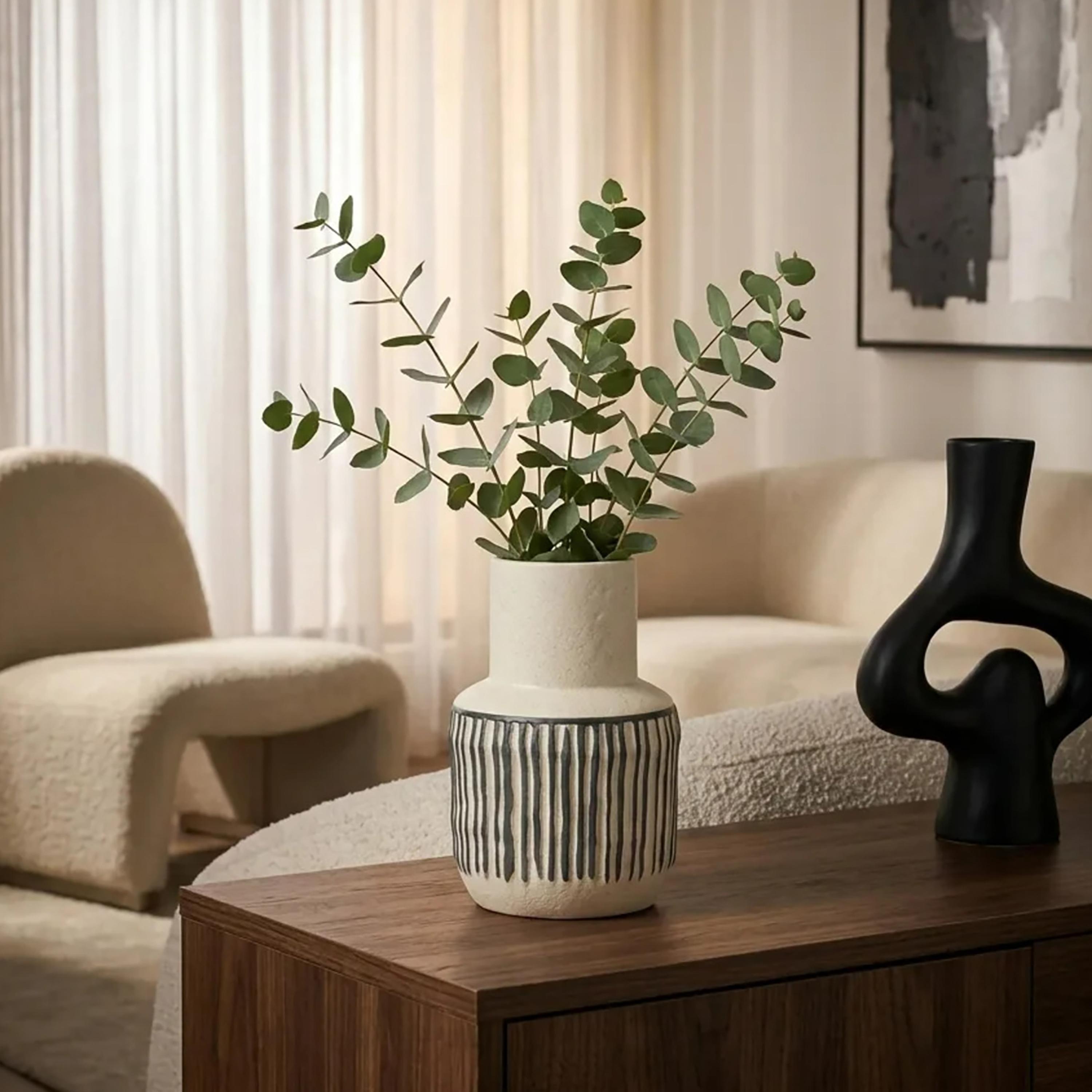 مزهرية سيراميك بخطوط بيج وسود بتصميم جسم مستدير ورقبة طويلة من ماريا هومز-household-decor-vasesandbowls-image-3