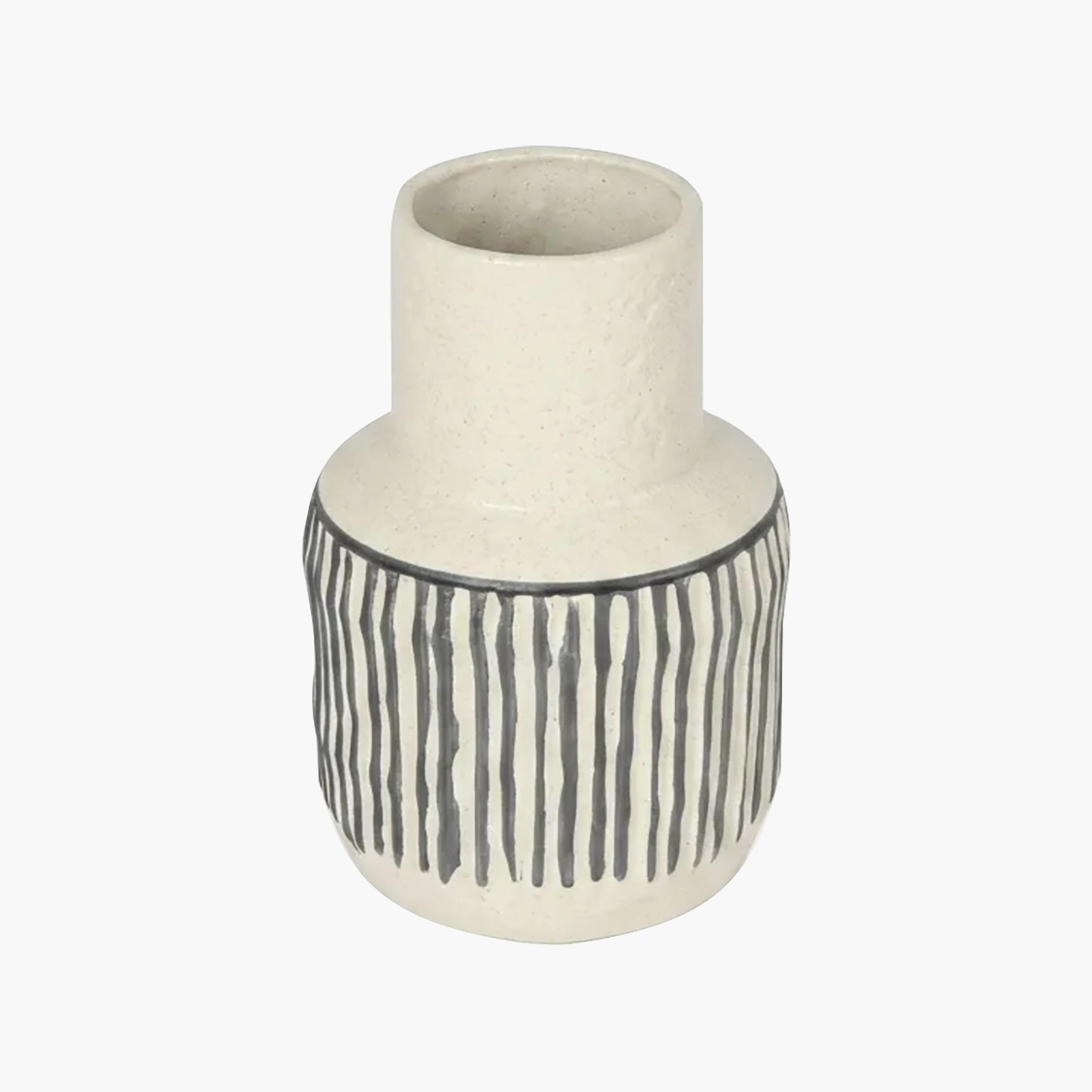 مزهرية سيراميك بخطوط بيج وسود بتصميم جسم مستدير ورقبة طويلة من ماريا هومز-household-decor-vasesandbowls-image-5