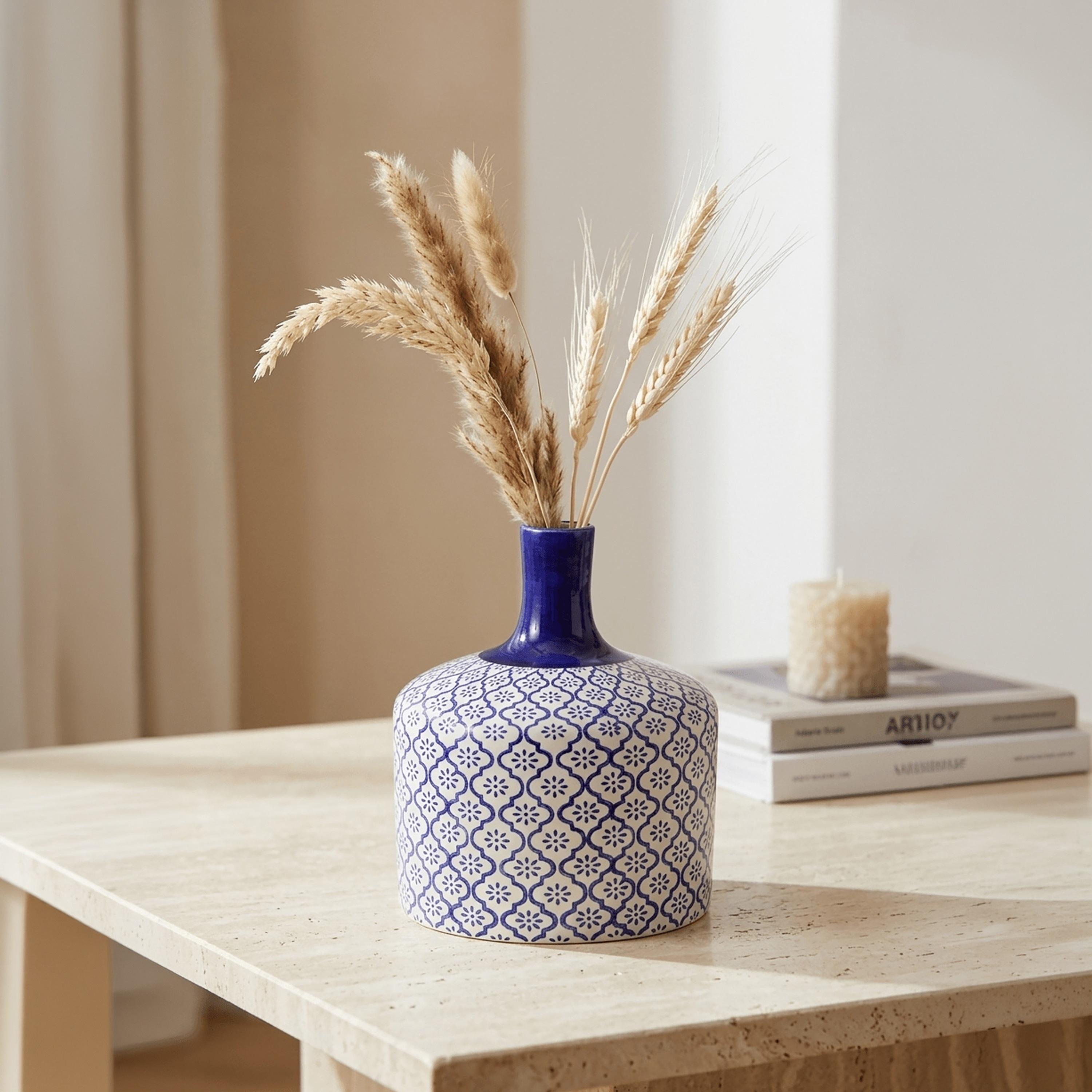مزهرية سيراميك زرقاء وبيضاء بتصميم زهور من ماريا هومز-household-decor-vasesandbowls-image-1