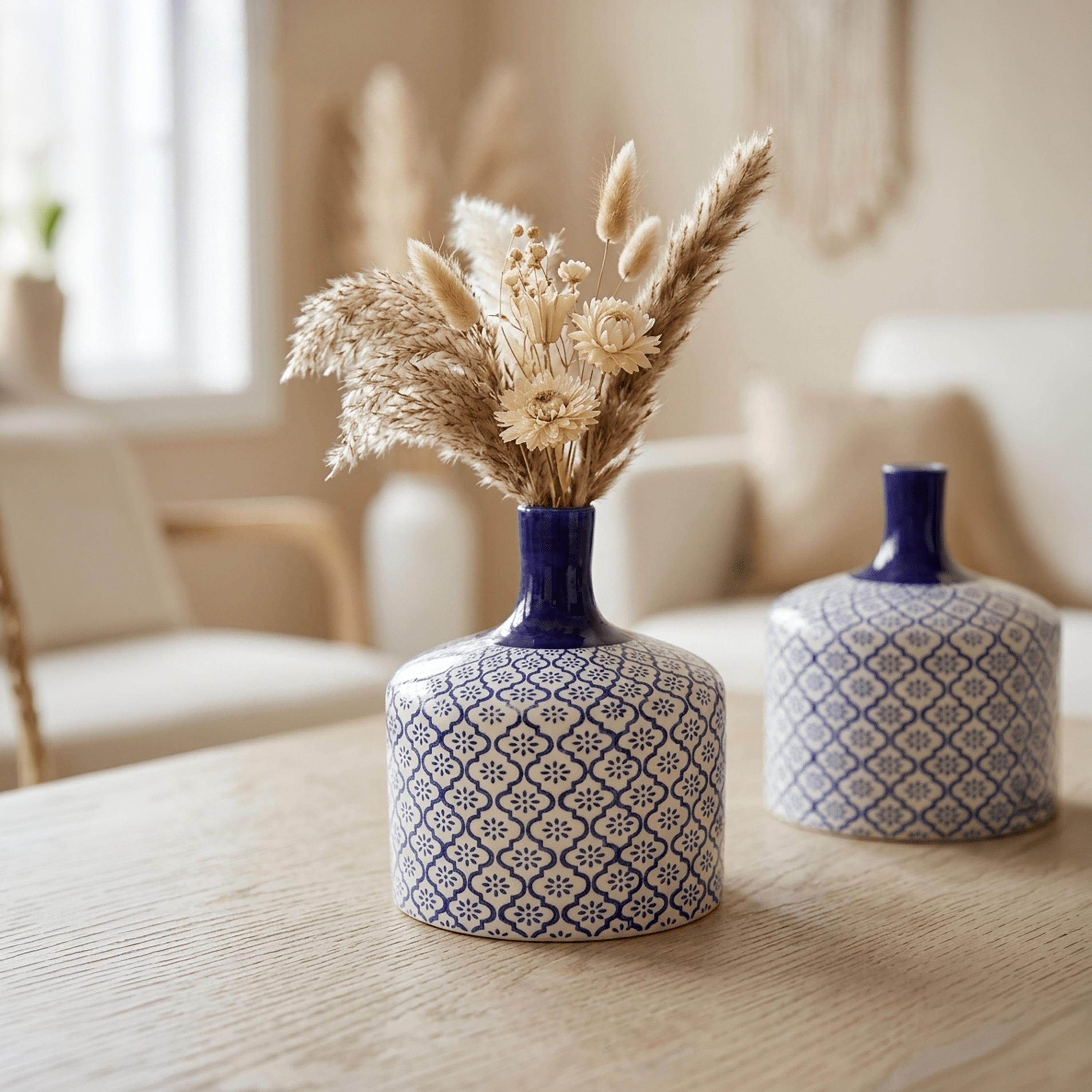 مزهرية سيراميك زرقاء وبيضاء بتصميم زهور من ماريا هومز-household-decor-vasesandbowls-image-2