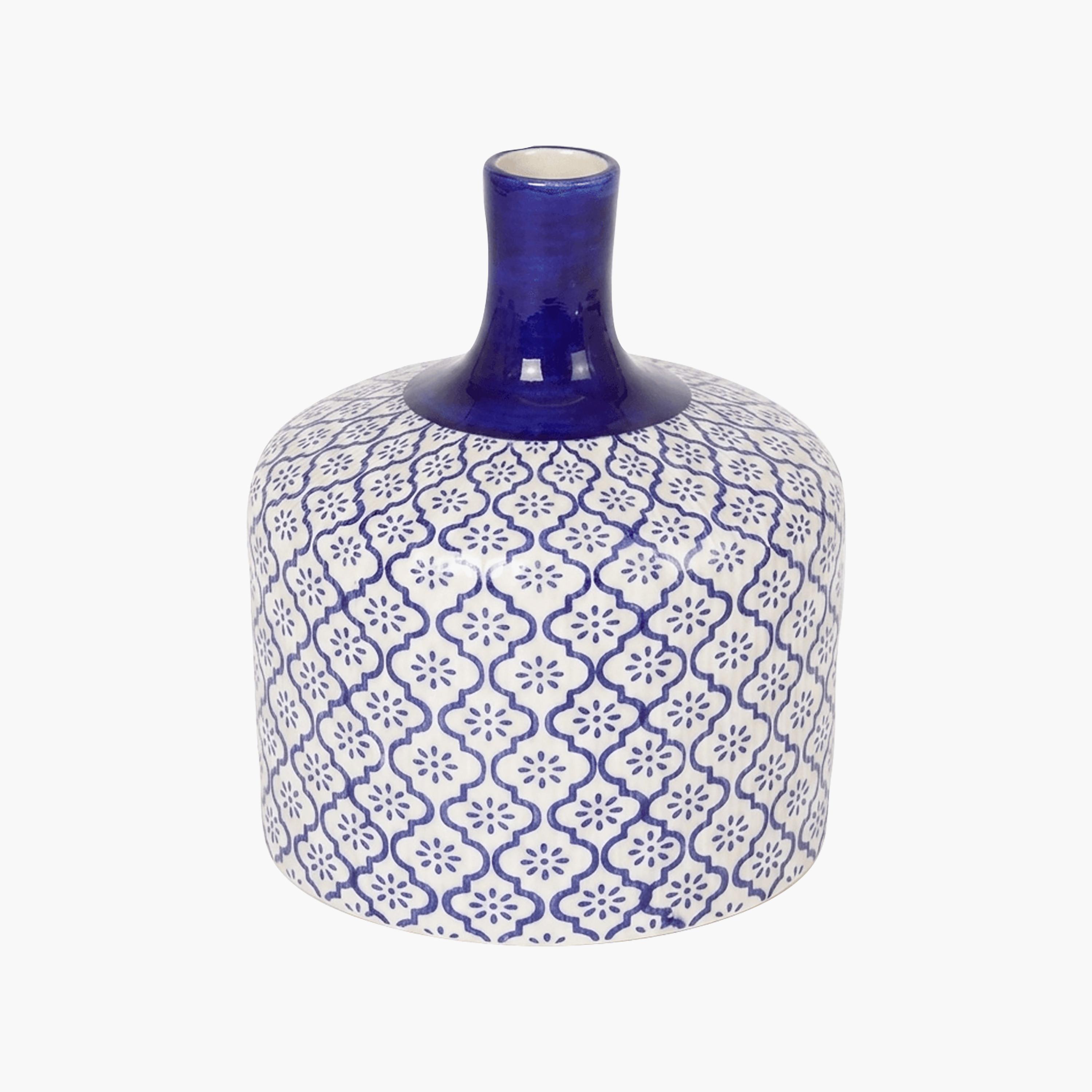 مزهرية سيراميك زرقاء وبيضاء بتصميم زهور من ماريا هومز-household-decor-vasesandbowls-image-4