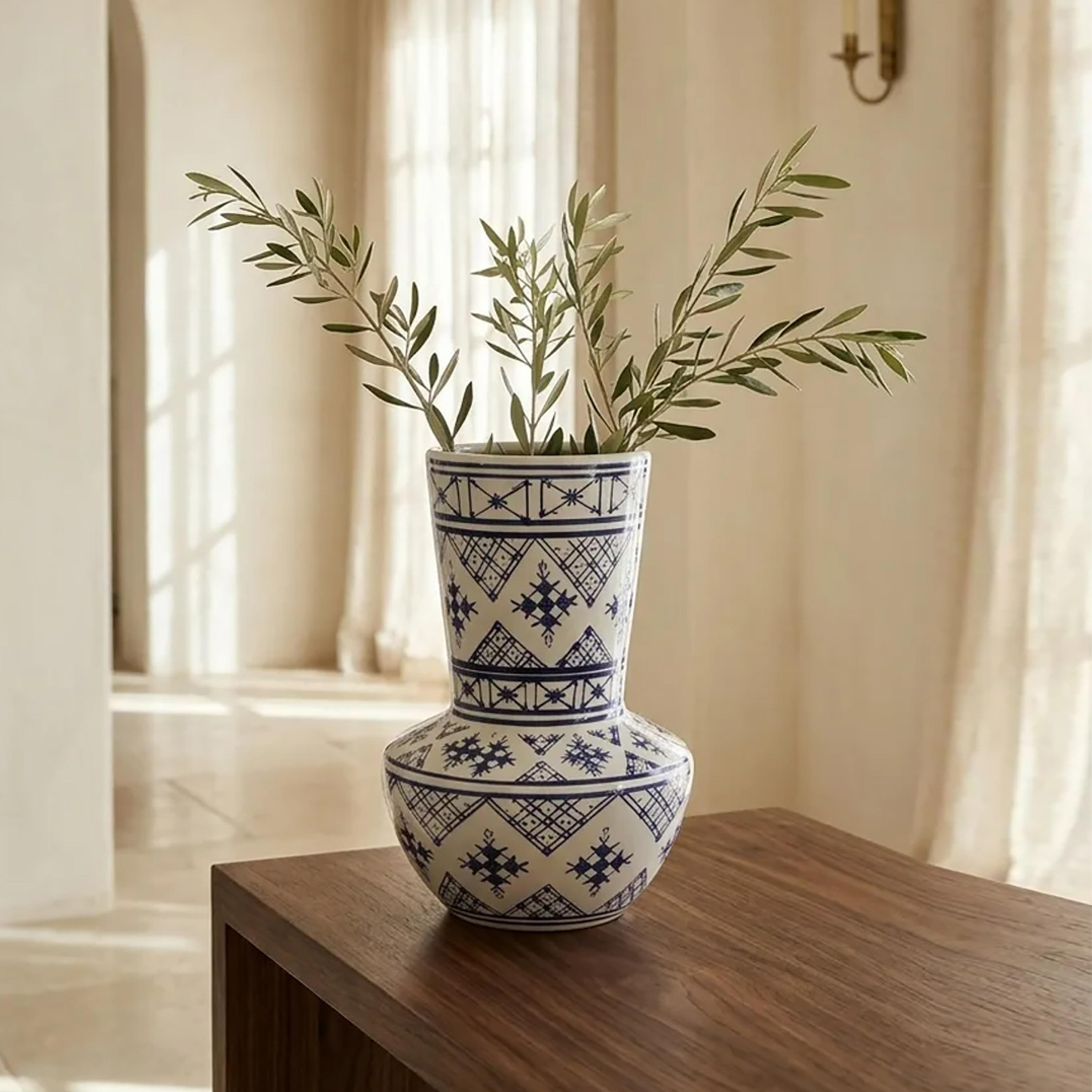 مزهرية سيراميك بنقشة زرقاء وبيضاء عصرية برقبة طويلة وقاعدة مستديرة من ماريا هومز-household-decor-vasesandbowls-image-1