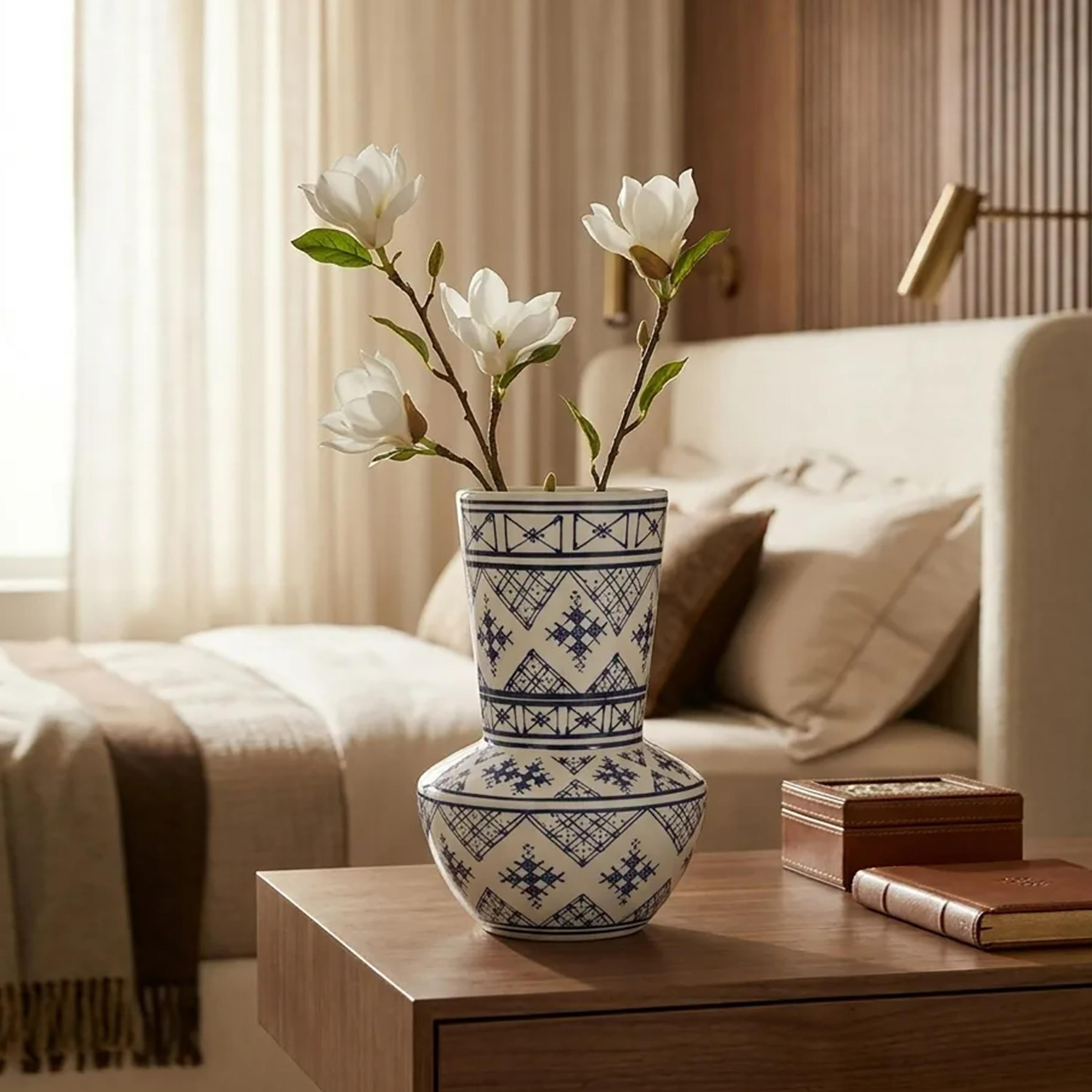مزهرية سيراميك بنقشة زرقاء وبيضاء عصرية برقبة طويلة وقاعدة مستديرة من ماريا هومز-household-decor-vasesandbowls-image-2