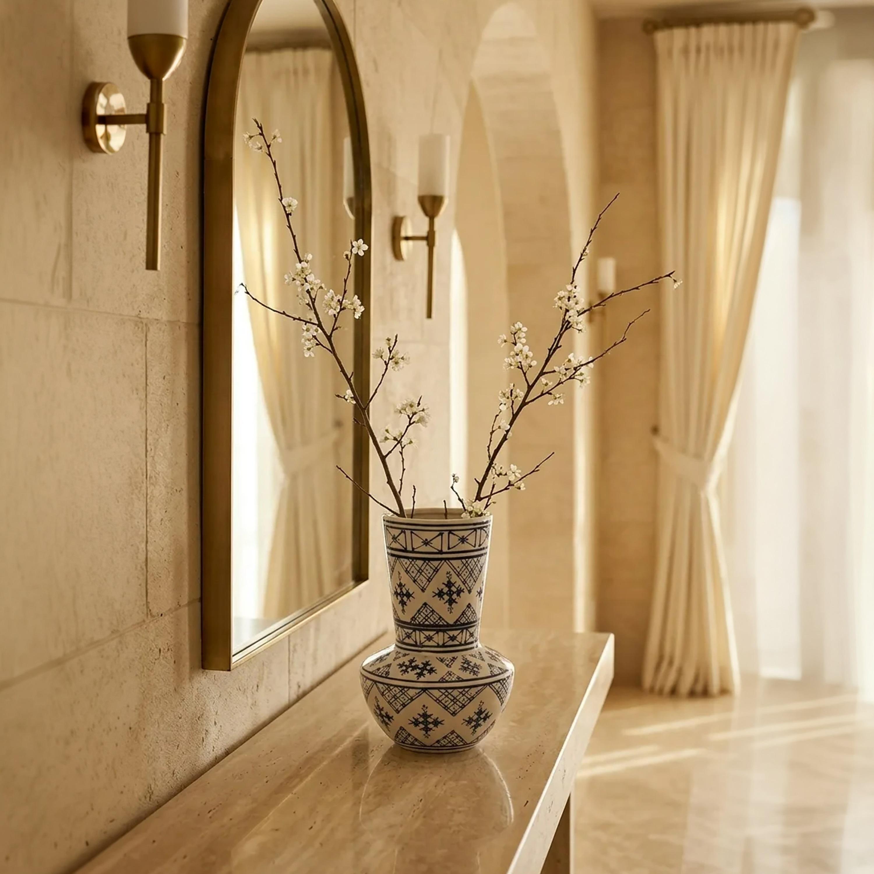 مزهرية سيراميك بنقشة زرقاء وبيضاء عصرية برقبة طويلة وقاعدة مستديرة من ماريا هومز-household-decor-vasesandbowls-image-3