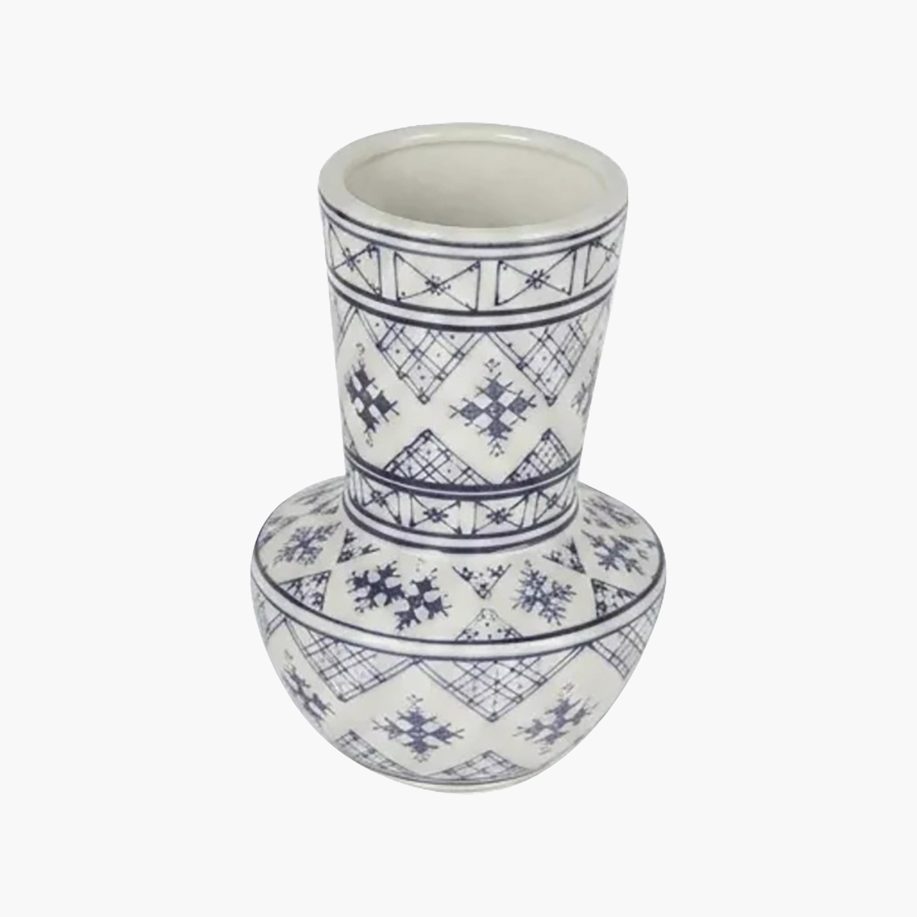 مزهرية سيراميك بنقشة زرقاء وبيضاء عصرية برقبة طويلة وقاعدة مستديرة من ماريا هومز-household-decor-vasesandbowls-image-5