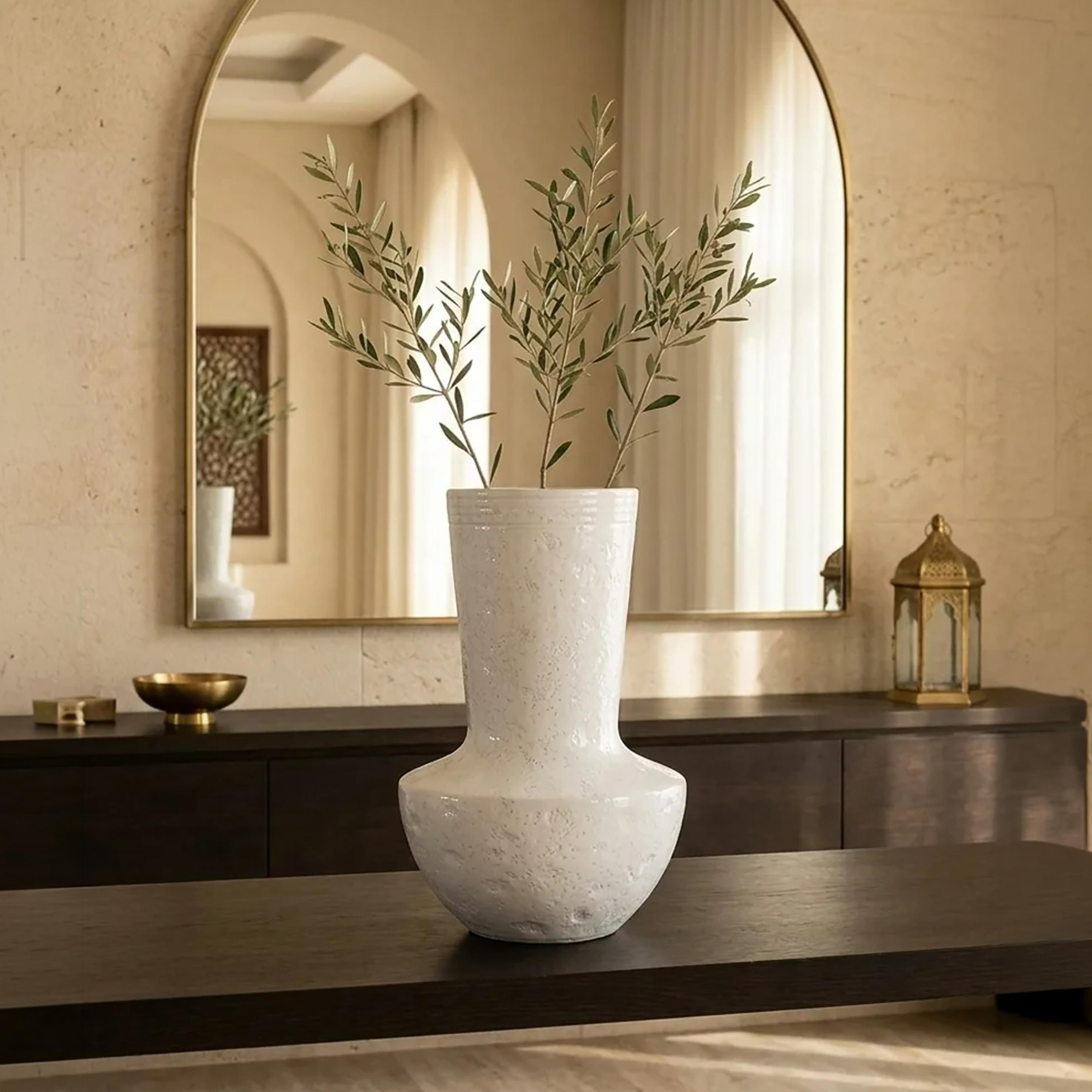 مزهرية سيراميك بيضاء بملمس حديث برقبة طويلة متسعة وقاعدة مستديرة من ماريا هومز-household-decor-vasesandbowls-image-1