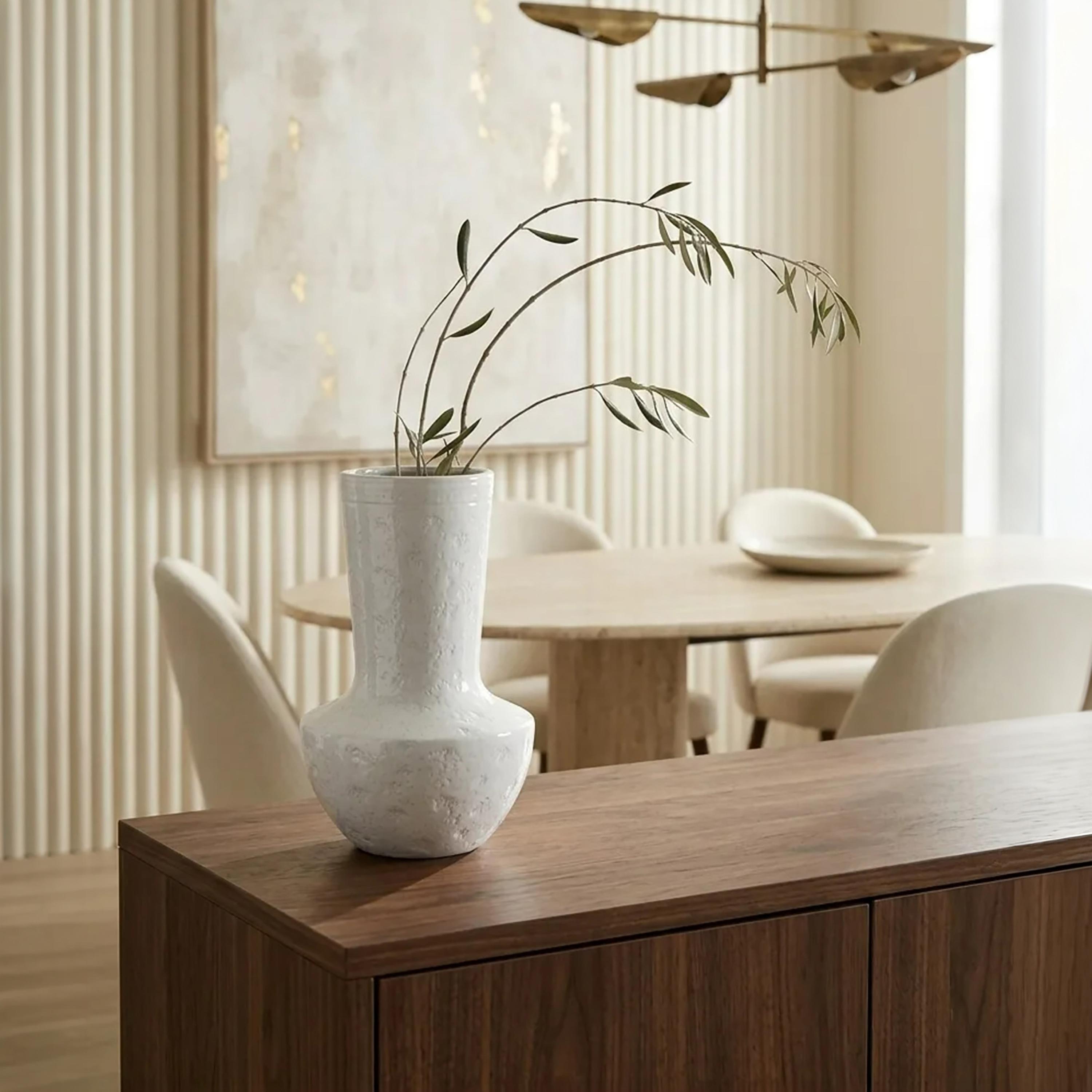 مزهرية سيراميك بيضاء بملمس حديث برقبة طويلة متسعة وقاعدة مستديرة من ماريا هومز-household-decor-vasesandbowls-image-2