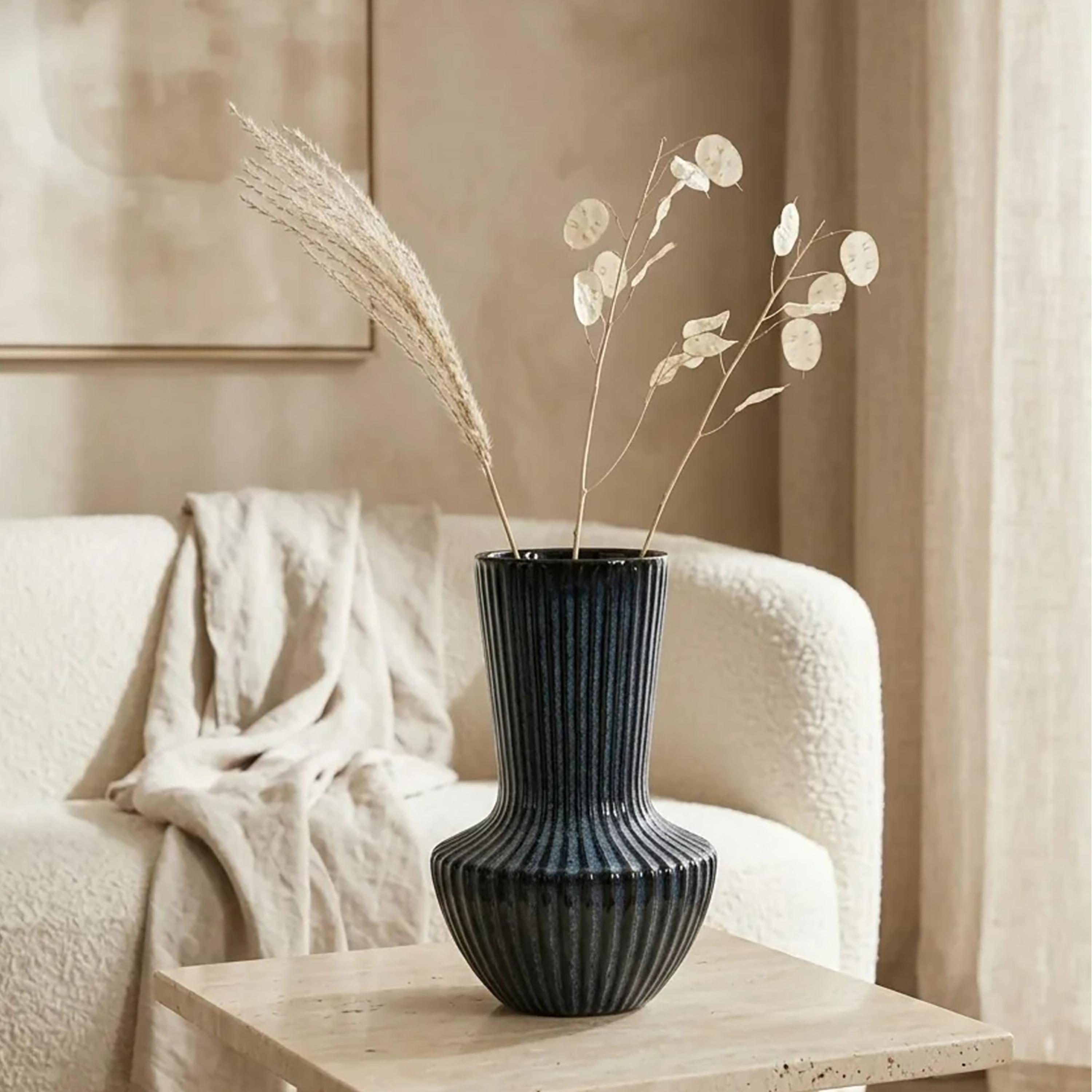 مزهرية سيراميك مضلعة باللون الأزرق برقبة طويلة وقاعدة دائرية من ماريا هومز-household-decor-vasesandbowls-image-1