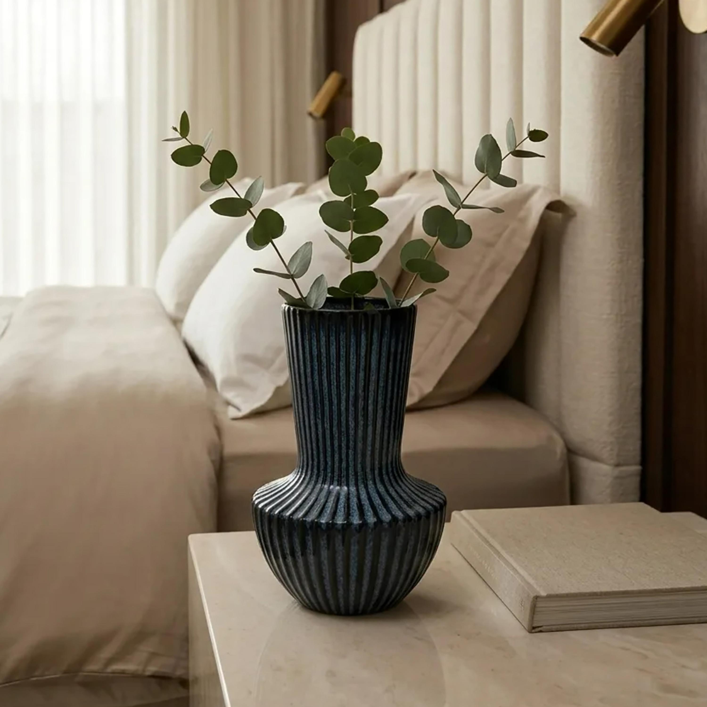 مزهرية سيراميك مضلعة باللون الأزرق برقبة طويلة وقاعدة دائرية من ماريا هومز-household-decor-vasesandbowls-image-2