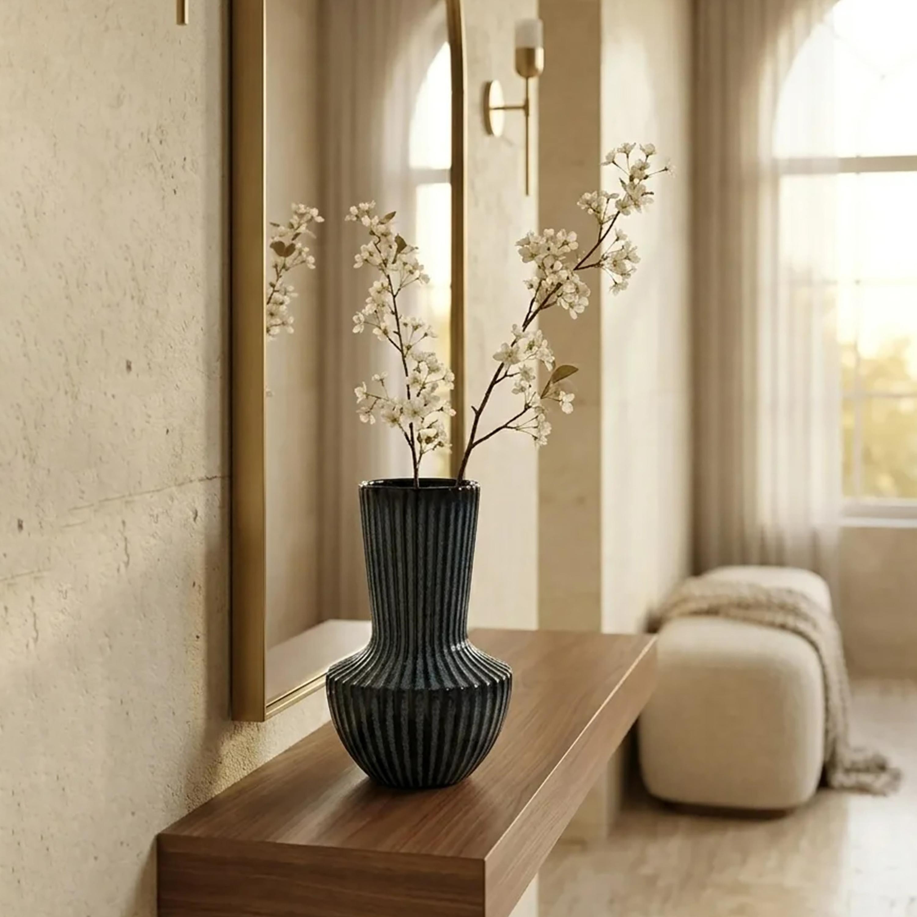 مزهرية سيراميك مضلعة باللون الأزرق برقبة طويلة وقاعدة دائرية من ماريا هومز-household-decor-vasesandbowls-image-3