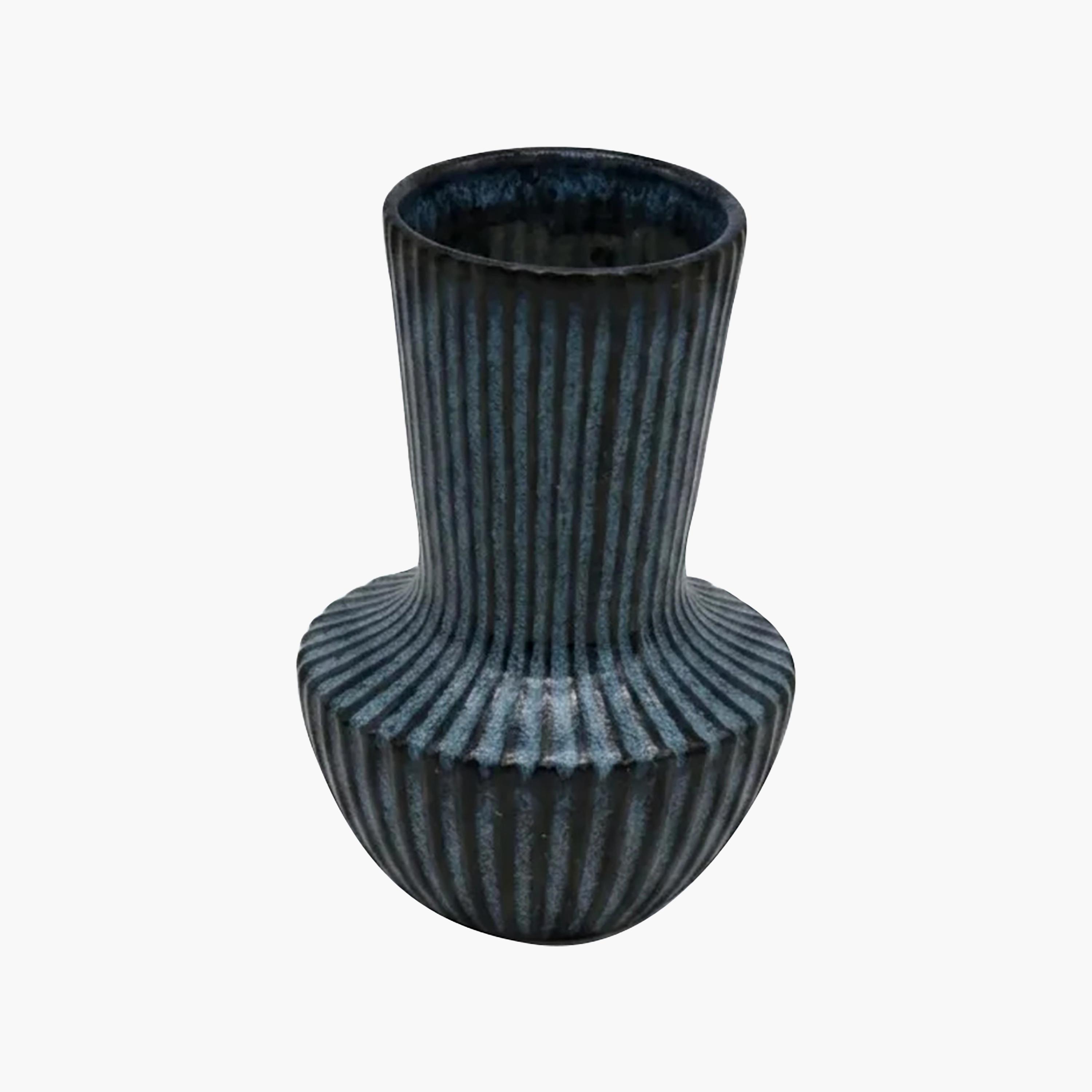 مزهرية سيراميك مضلعة باللون الأزرق برقبة طويلة وقاعدة دائرية من ماريا هومز-household-decor-vasesandbowls-image-5