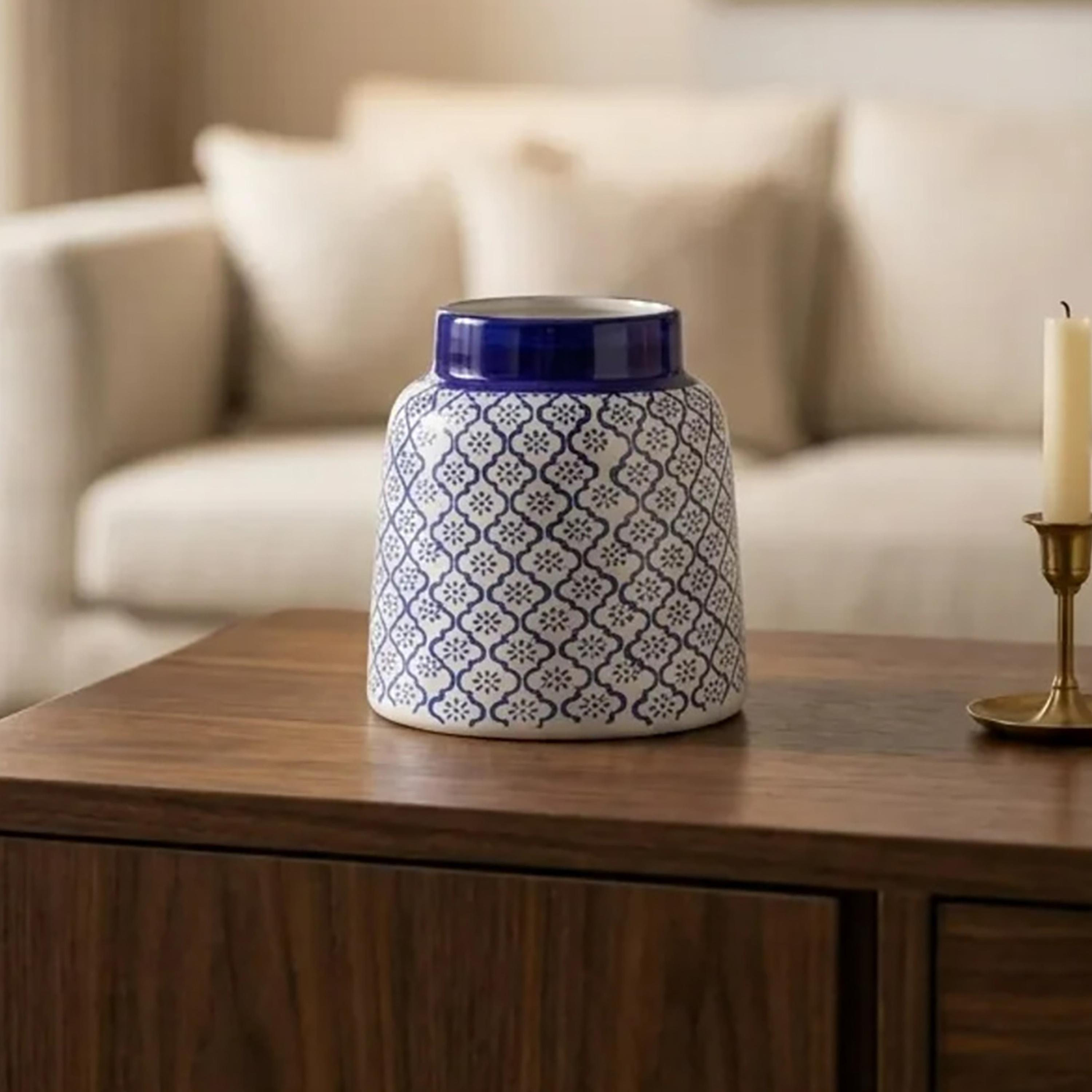 مزهرية سيراميك عصرية بنقشة زرقاء وبيضاء وحافة عريضة لامعة من ماريا هومز-household-decor-vasesandbowls-image-1