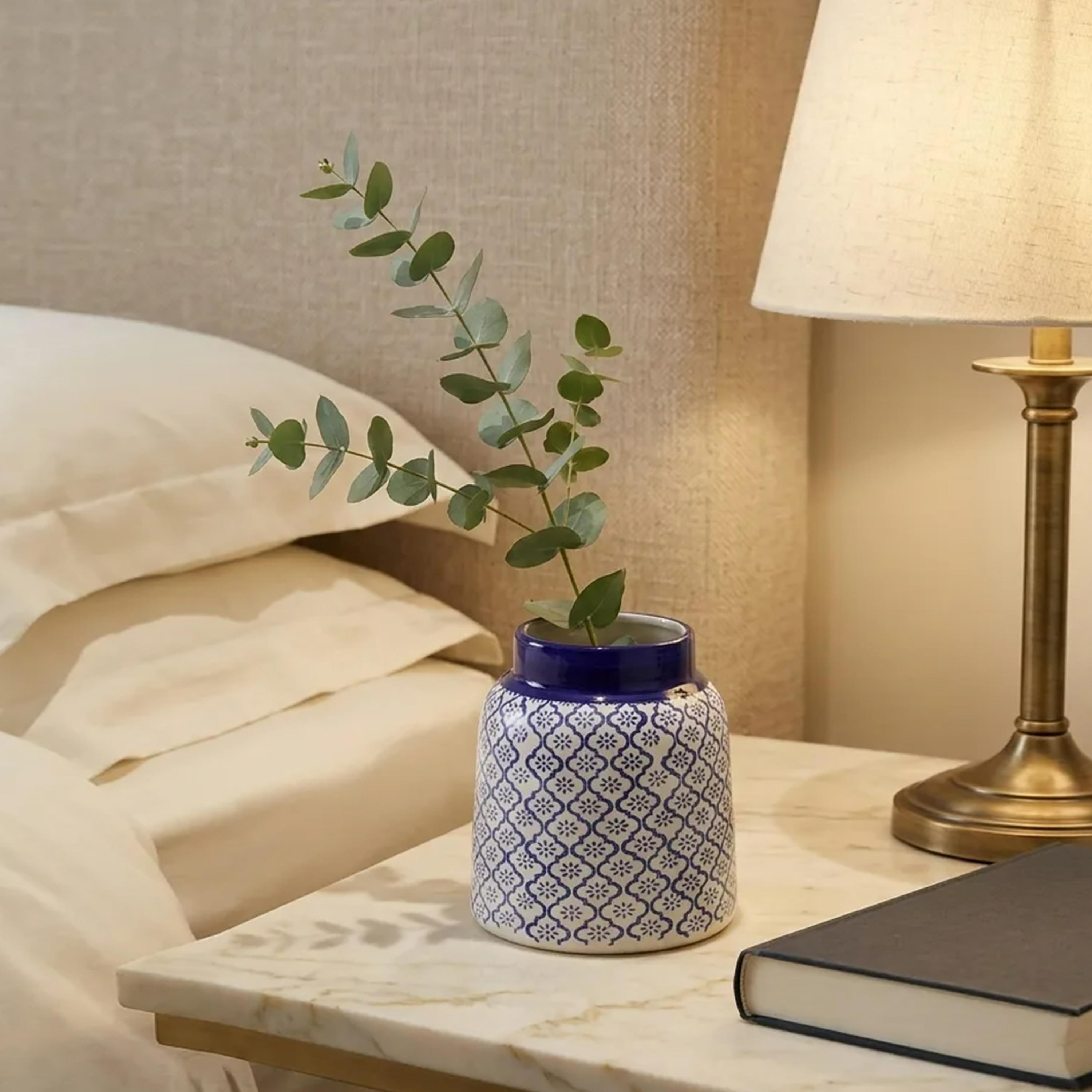 مزهرية سيراميك عصرية بنقشة زرقاء وبيضاء وحافة عريضة لامعة من ماريا هومز-household-decor-vasesandbowls-image-2