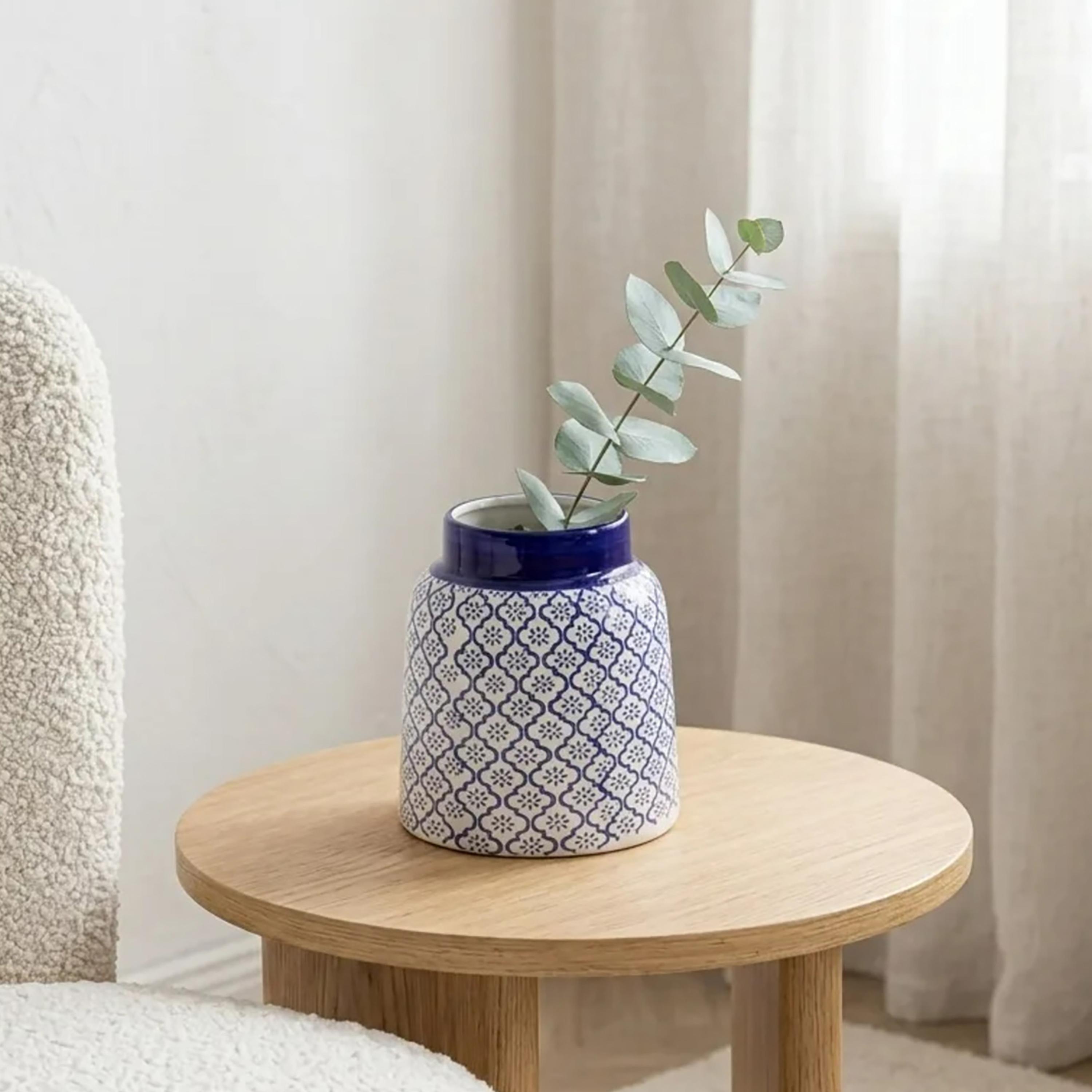 مزهرية سيراميك عصرية بنقشة زرقاء وبيضاء وحافة عريضة لامعة من ماريا هومز-household-decor-vasesandbowls-image-3