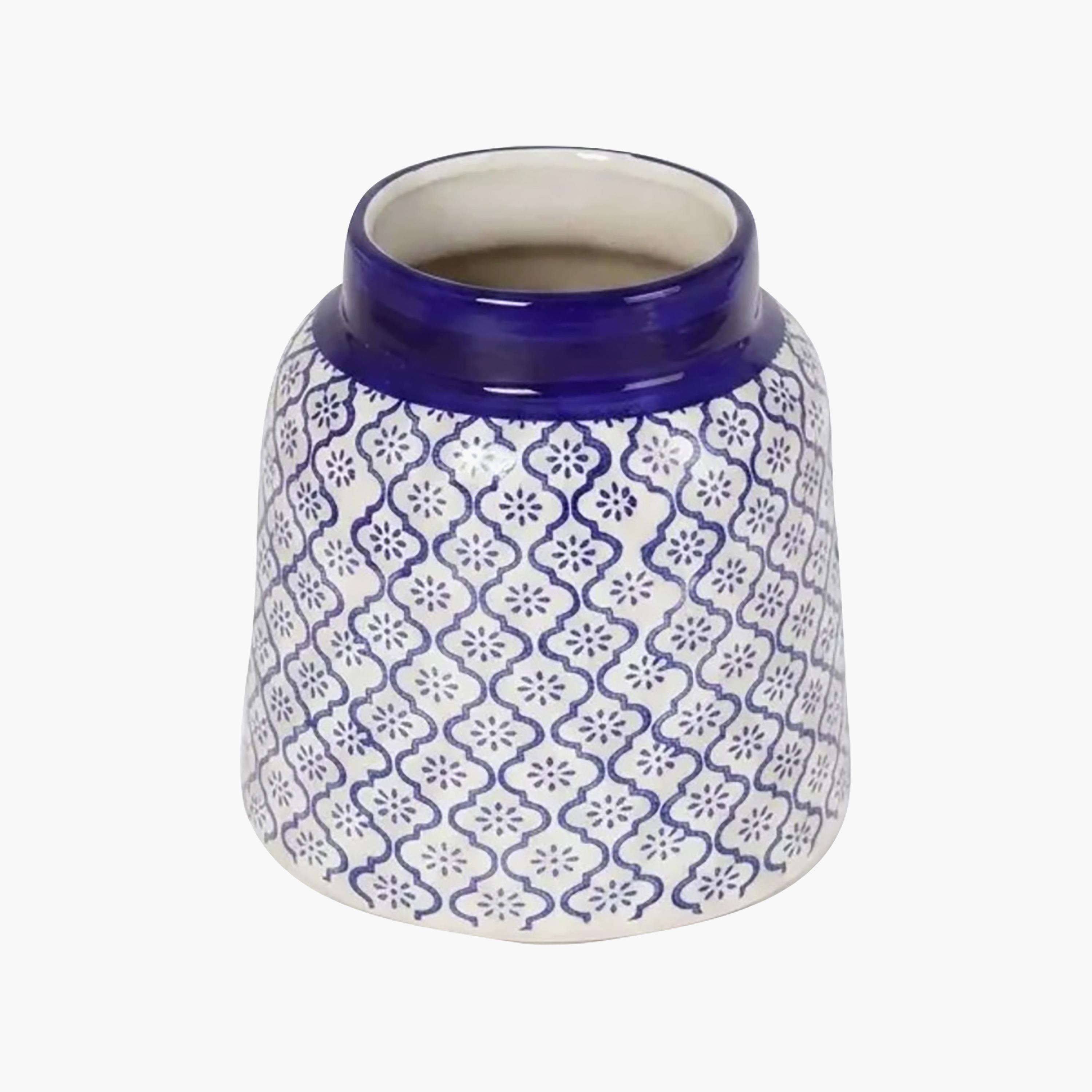 مزهرية سيراميك عصرية بنقشة زرقاء وبيضاء وحافة عريضة لامعة من ماريا هومز-household-decor-vasesandbowls-image-5