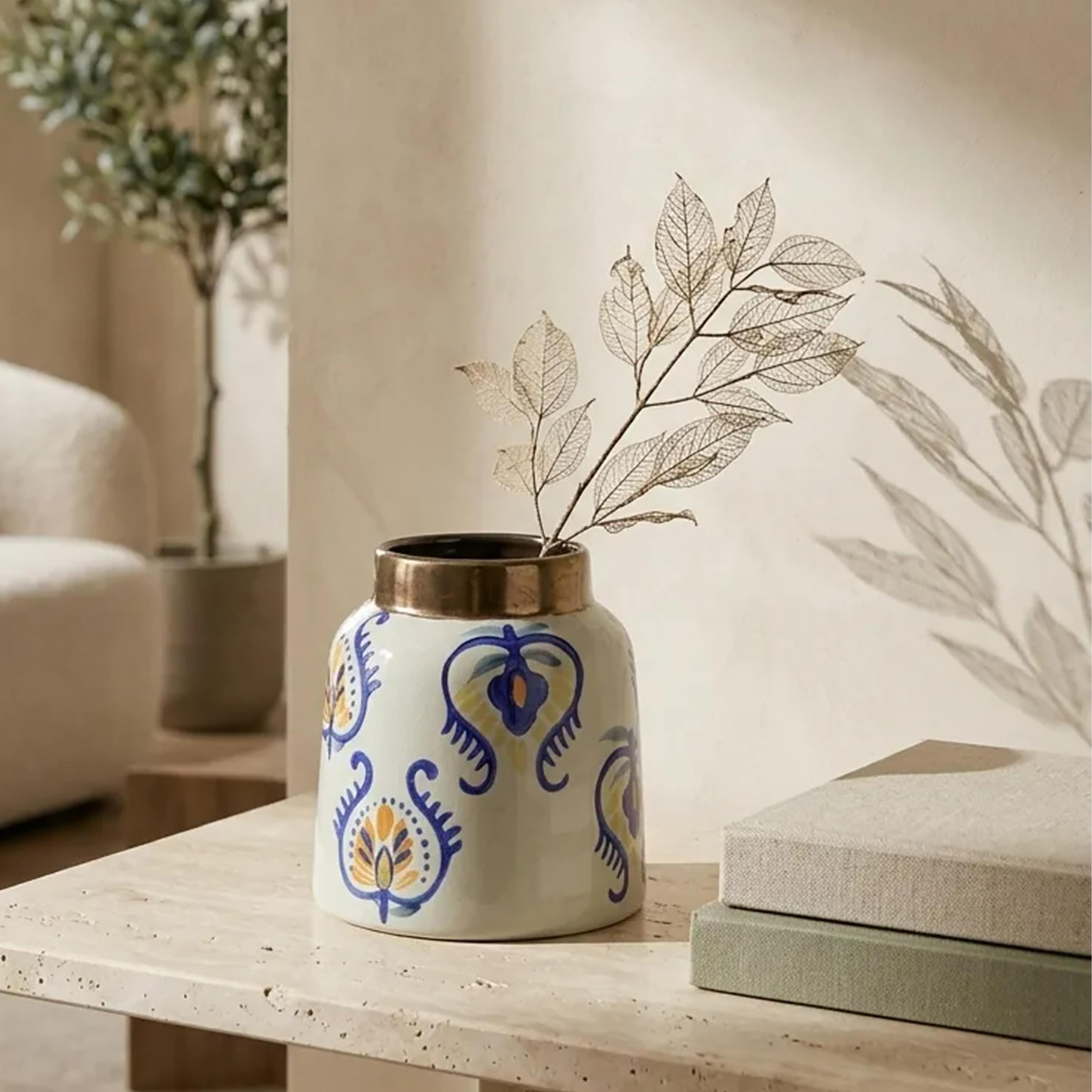مزهرية سيراميك بزخارف زهور ملونة وحافة معدنية عريضة من ماريا هومز-household-decor-vasesandbowls-image-1