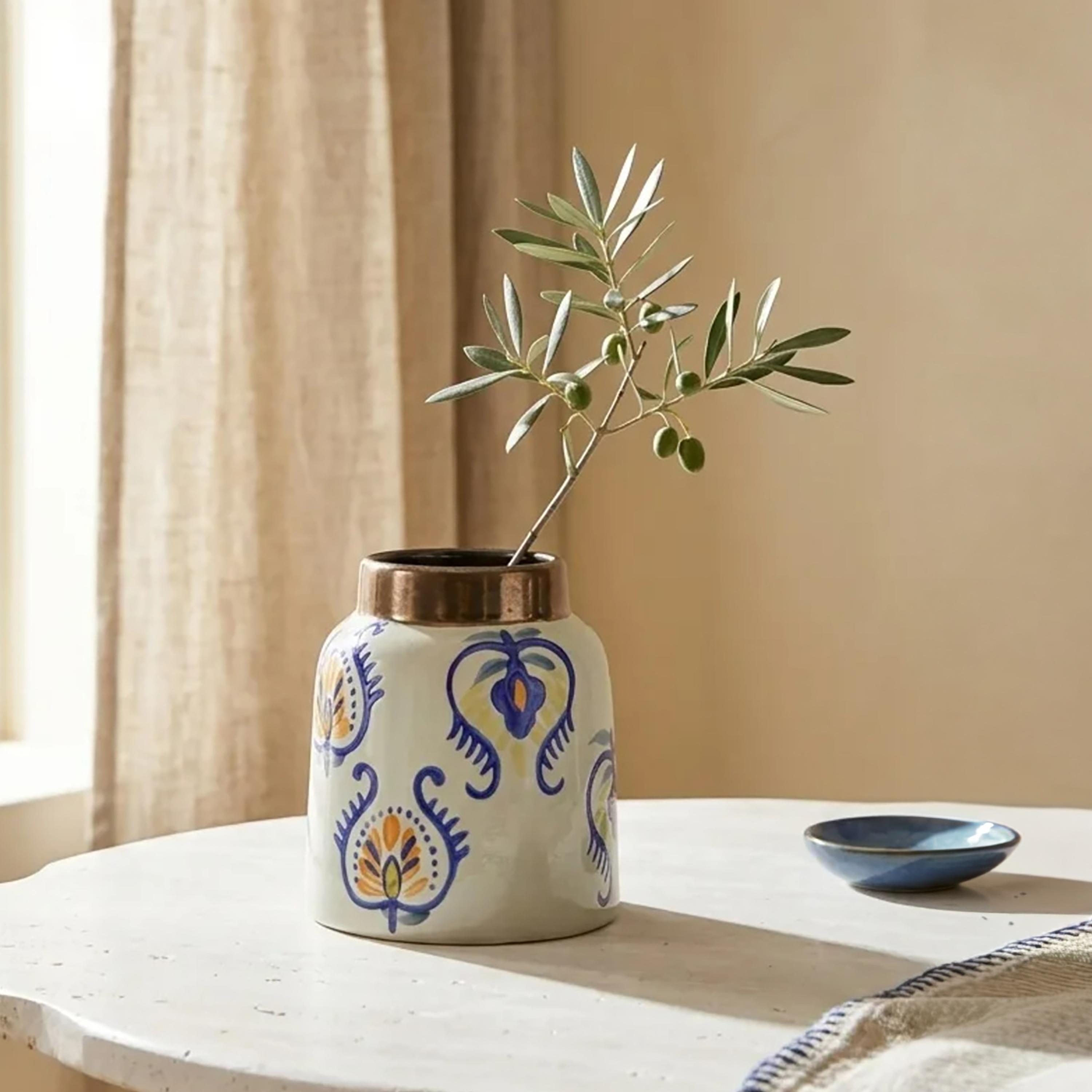 مزهرية سيراميك بزخارف زهور ملونة وحافة معدنية عريضة من ماريا هومز-household-decor-vasesandbowls-image-2