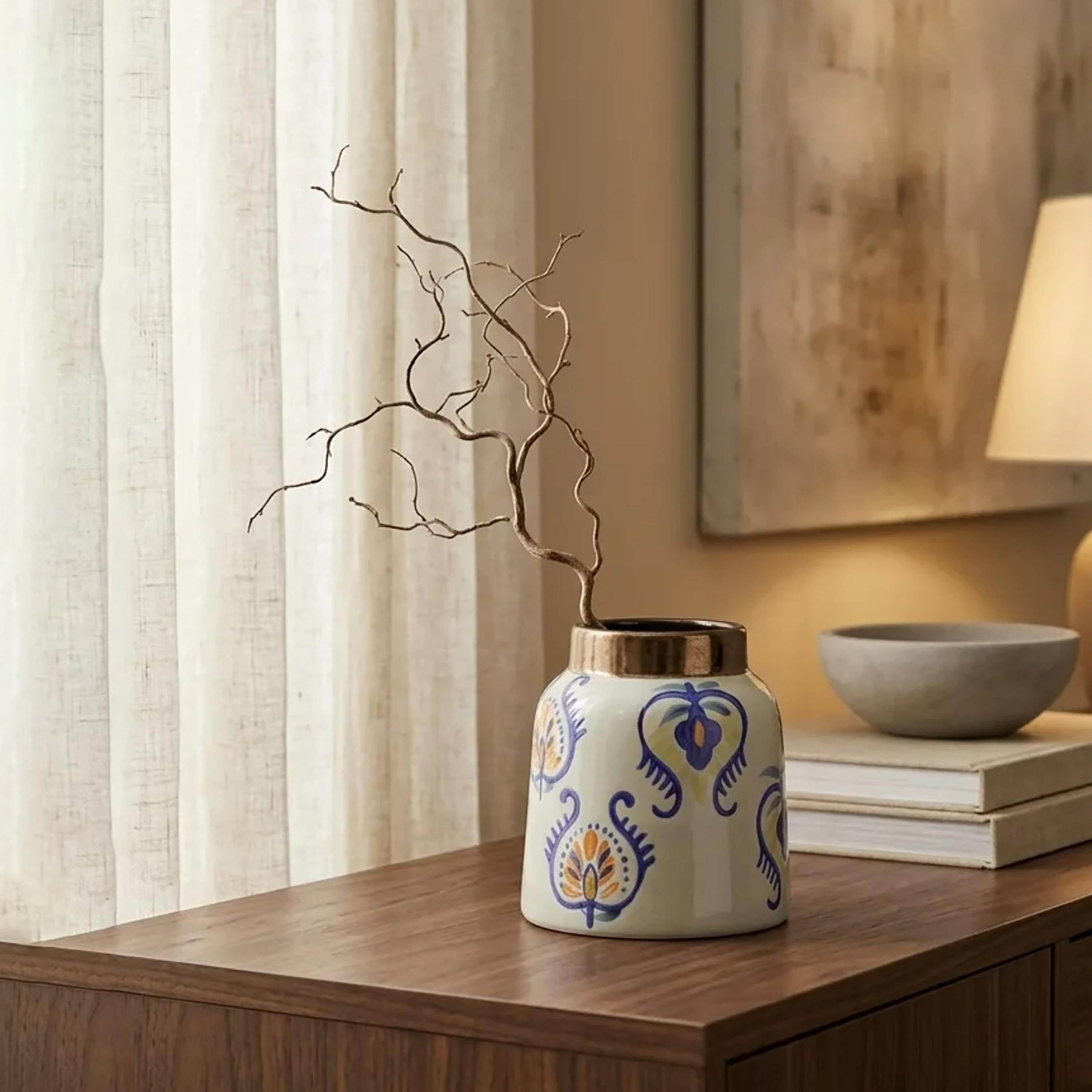 مزهرية سيراميك بزخارف زهور ملونة وحافة معدنية عريضة من ماريا هومز-household-decor-vasesandbowls-image-3