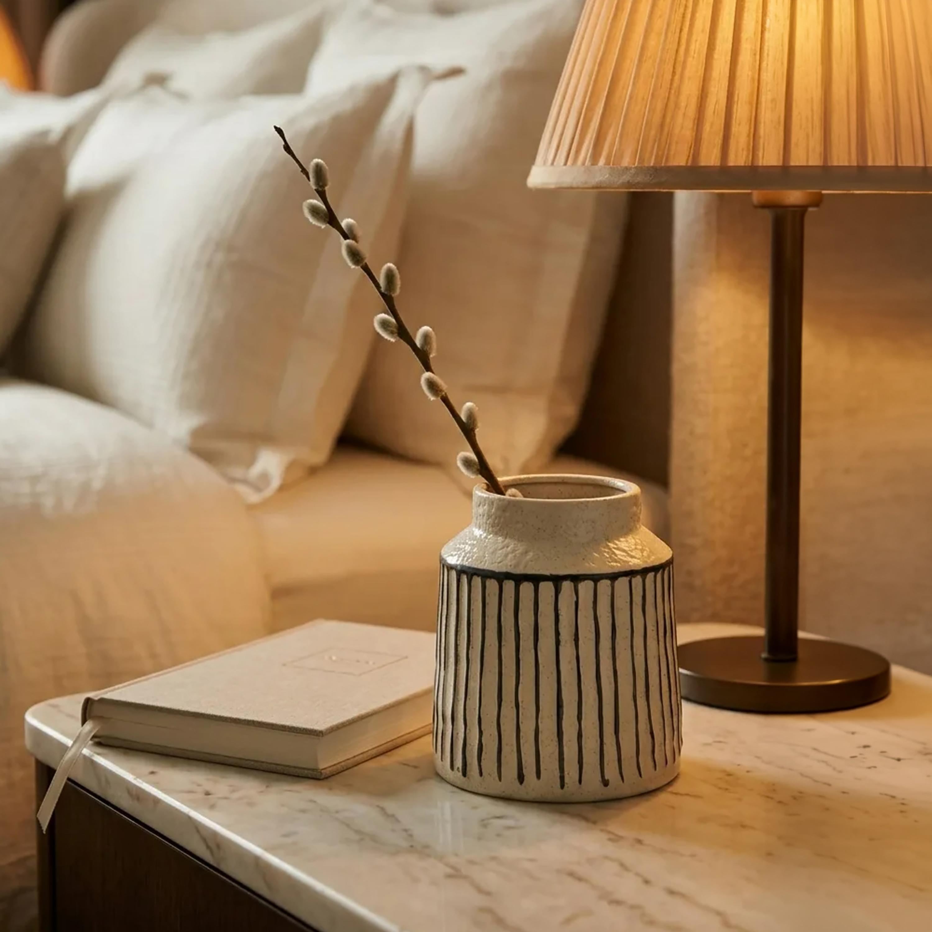 مزهرية سيراميك مخططة باللونين الكريمي والأسود بفتحة واسعة من ماريا هومز-household-decor-vasesandbowls-image-2