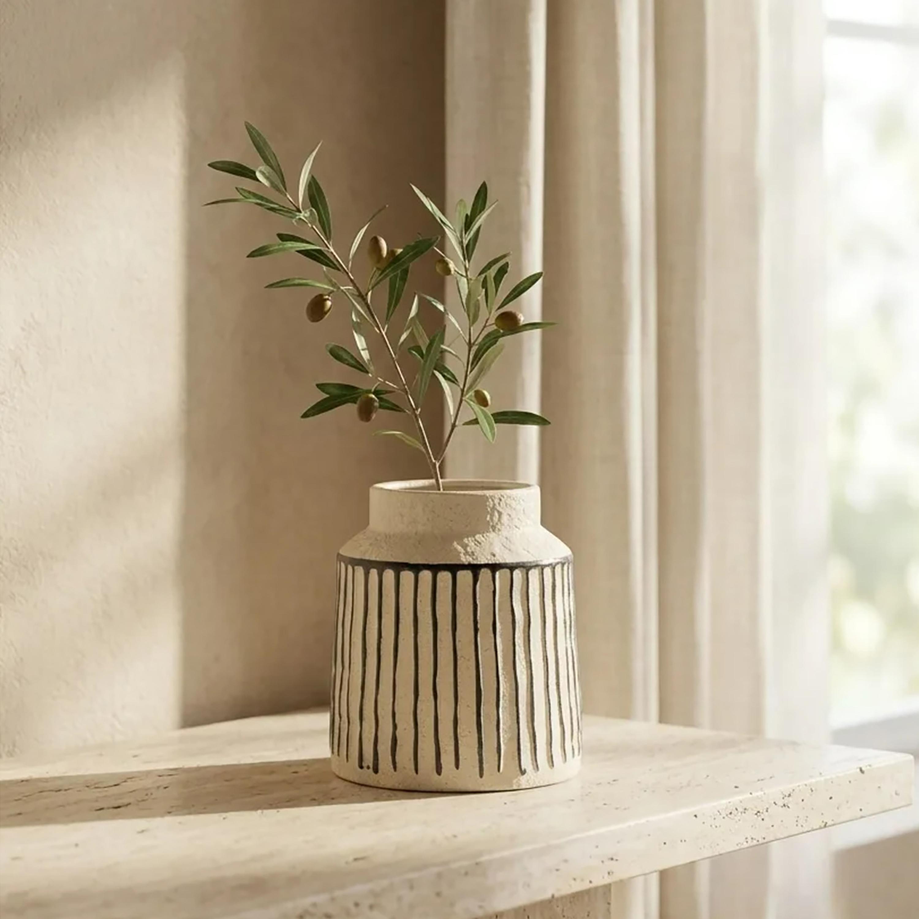 مزهرية سيراميك مخططة باللونين الكريمي والأسود بفتحة واسعة من ماريا هومز-household-decor-vasesandbowls-image-3