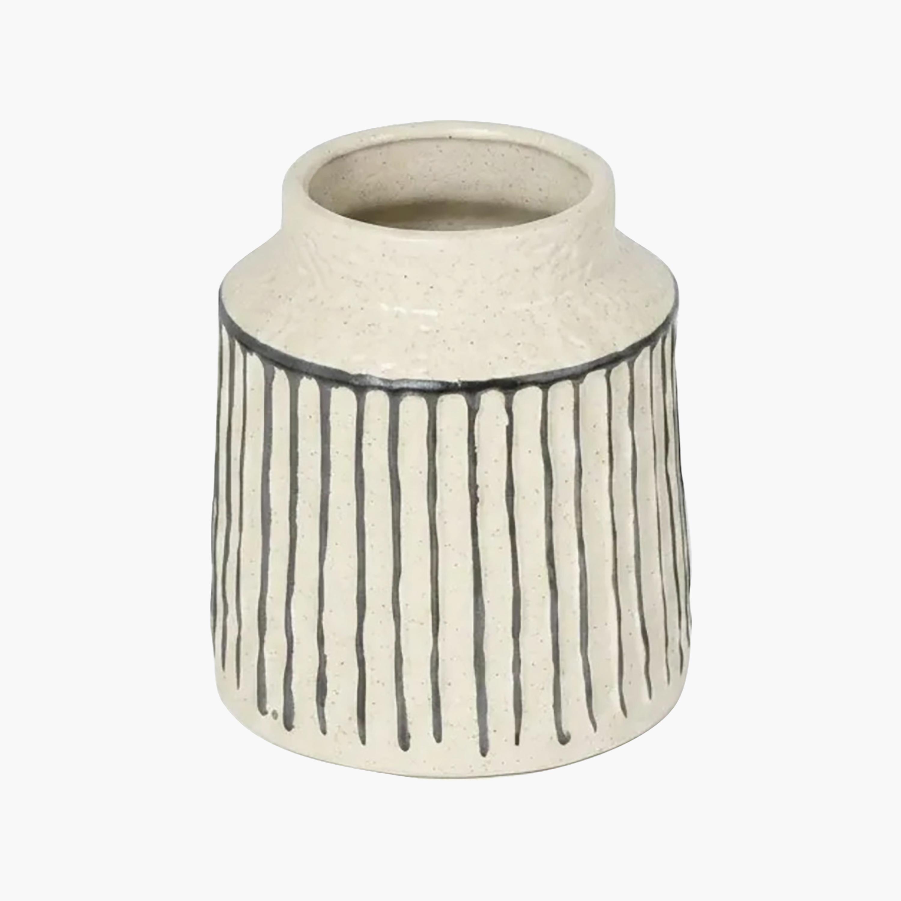 مزهرية سيراميك مخططة باللونين الكريمي والأسود بفتحة واسعة من ماريا هومز-household-decor-vasesandbowls-image-5