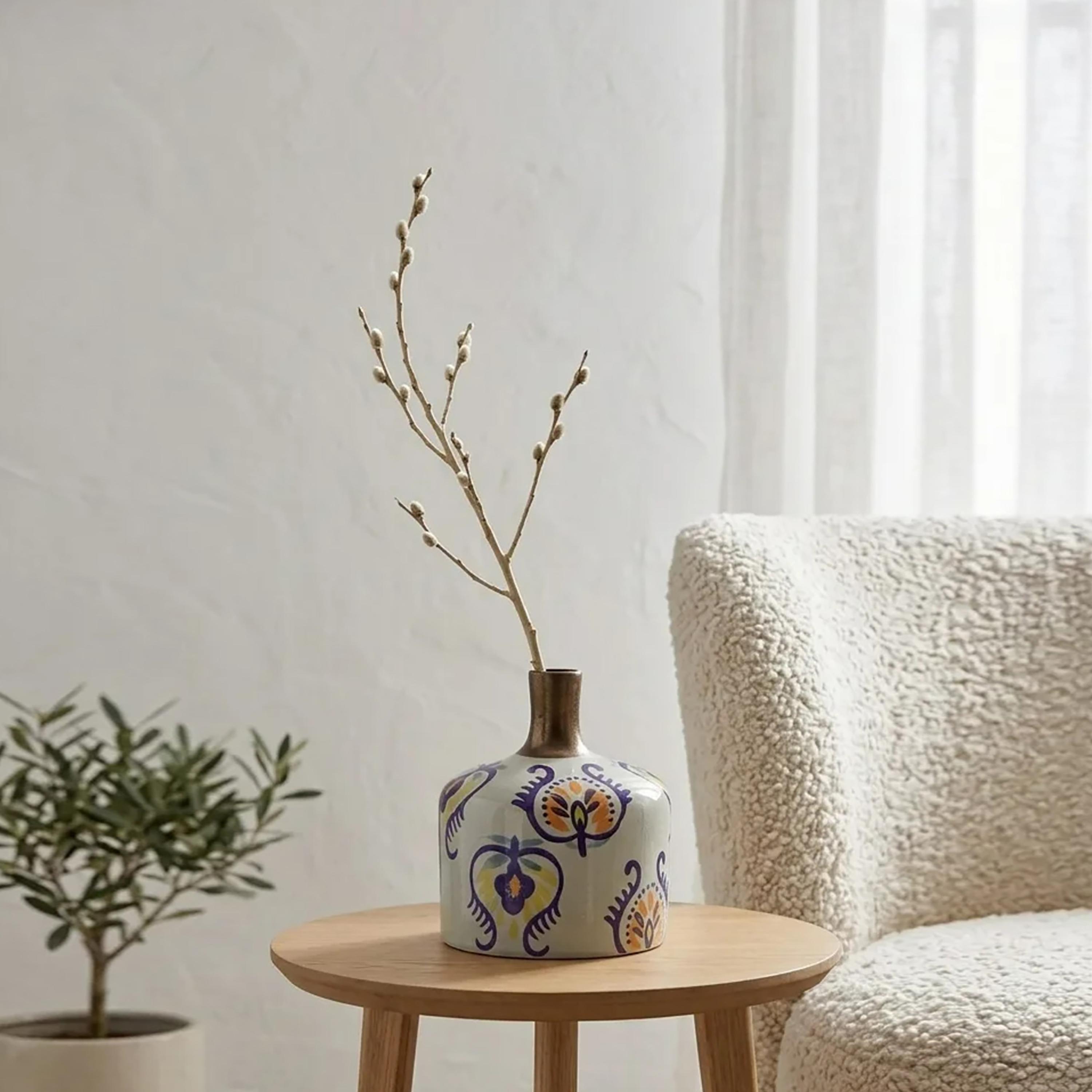 مزهرية زهور بألوان متعددة بتصميم عصري وعنق معدني نحيل من ماريا هومز-household-decor-vasesandbowls-image-2